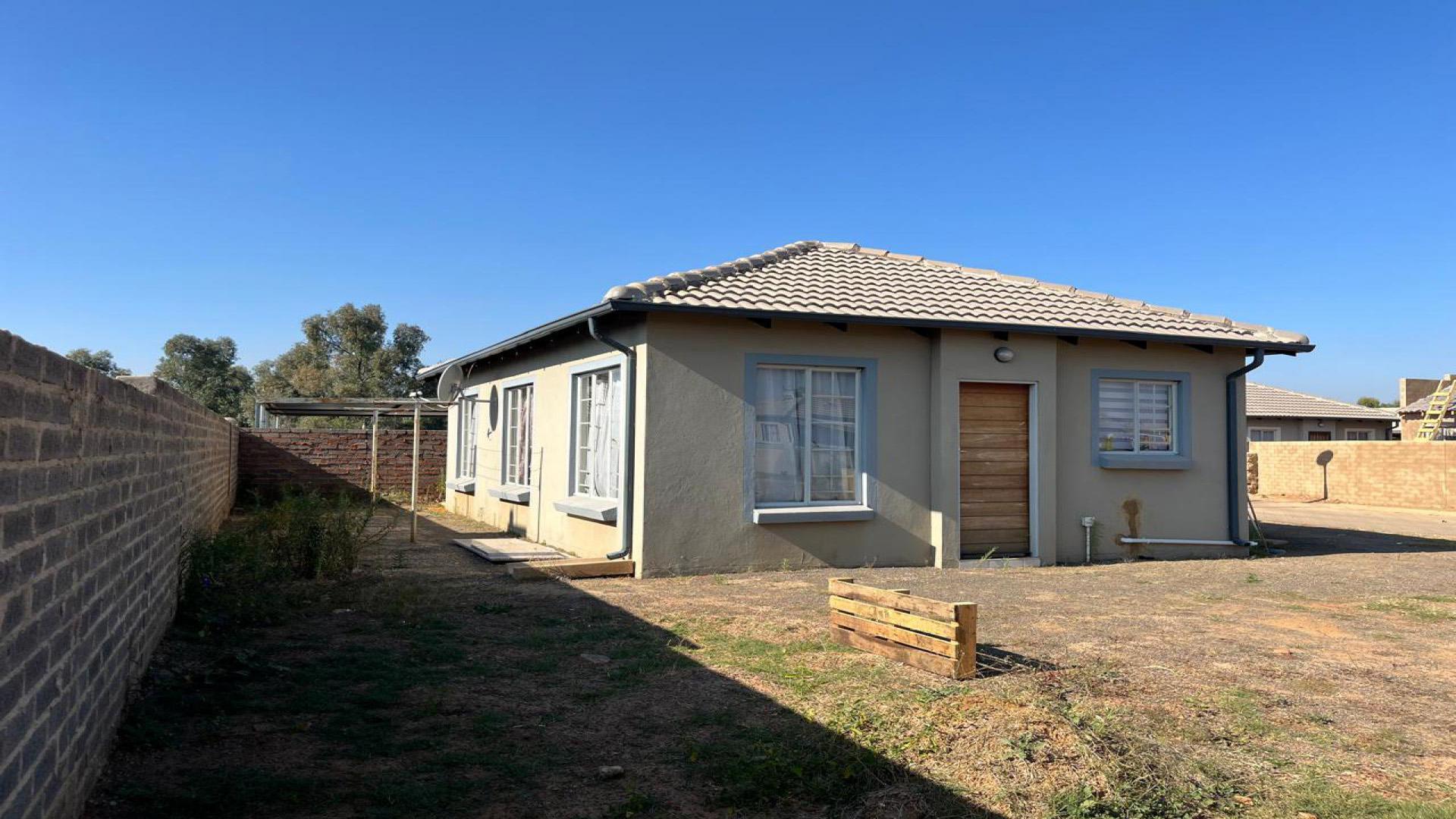 Front View of property in Lotus Gardens