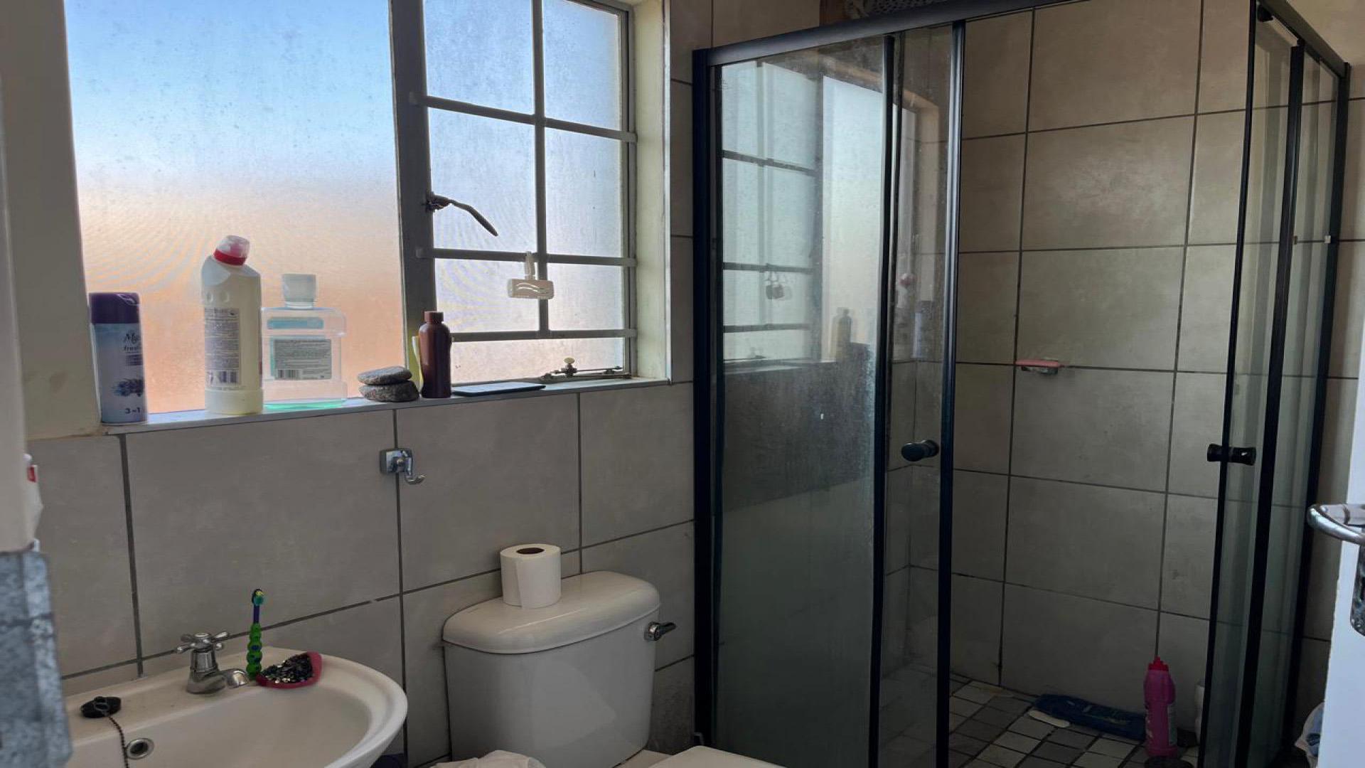 Bathroom 1 of property in Lotus Gardens