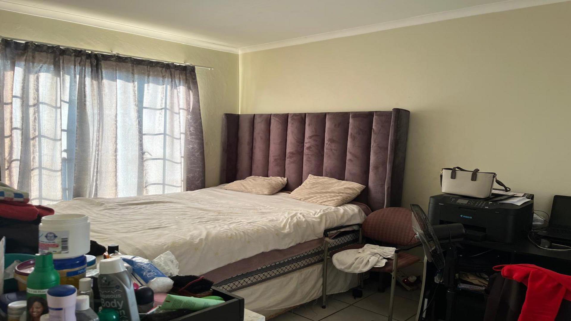 Bed Room 2 of property in Lotus Gardens