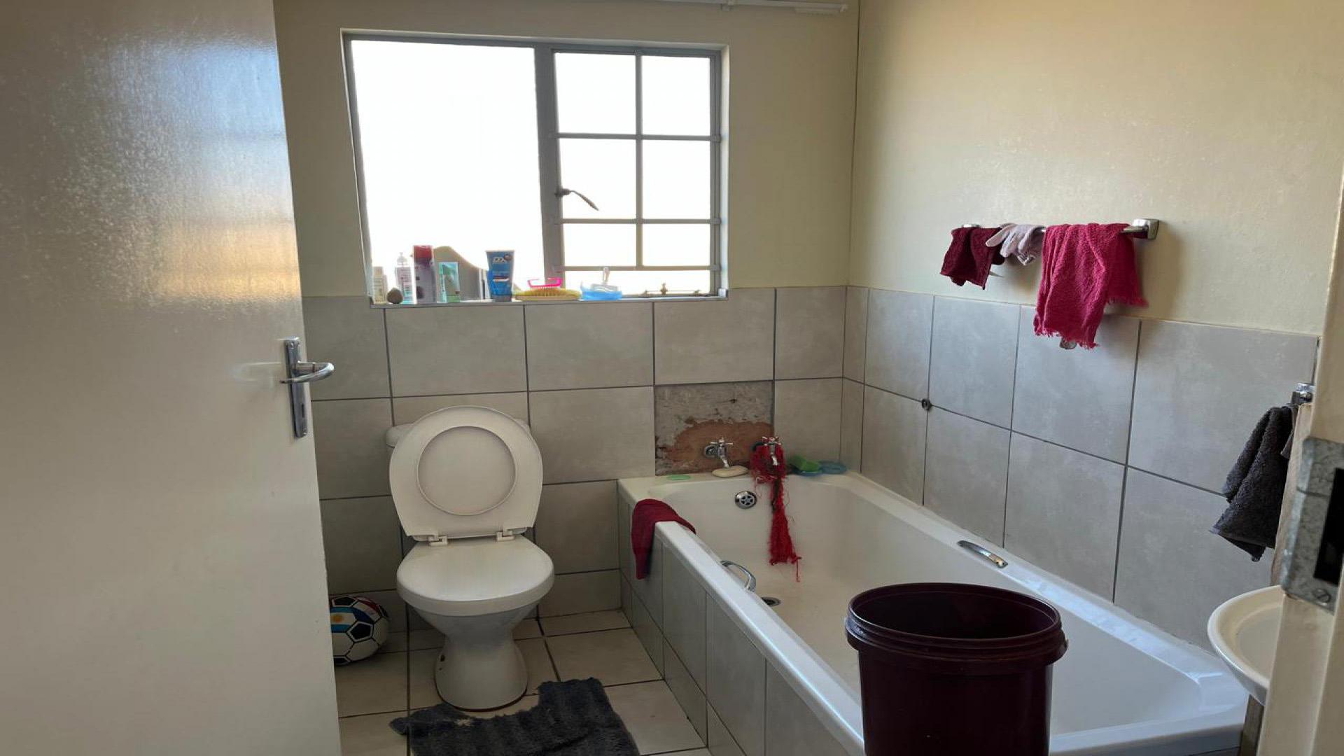 Bathroom 2 of property in Lotus Gardens