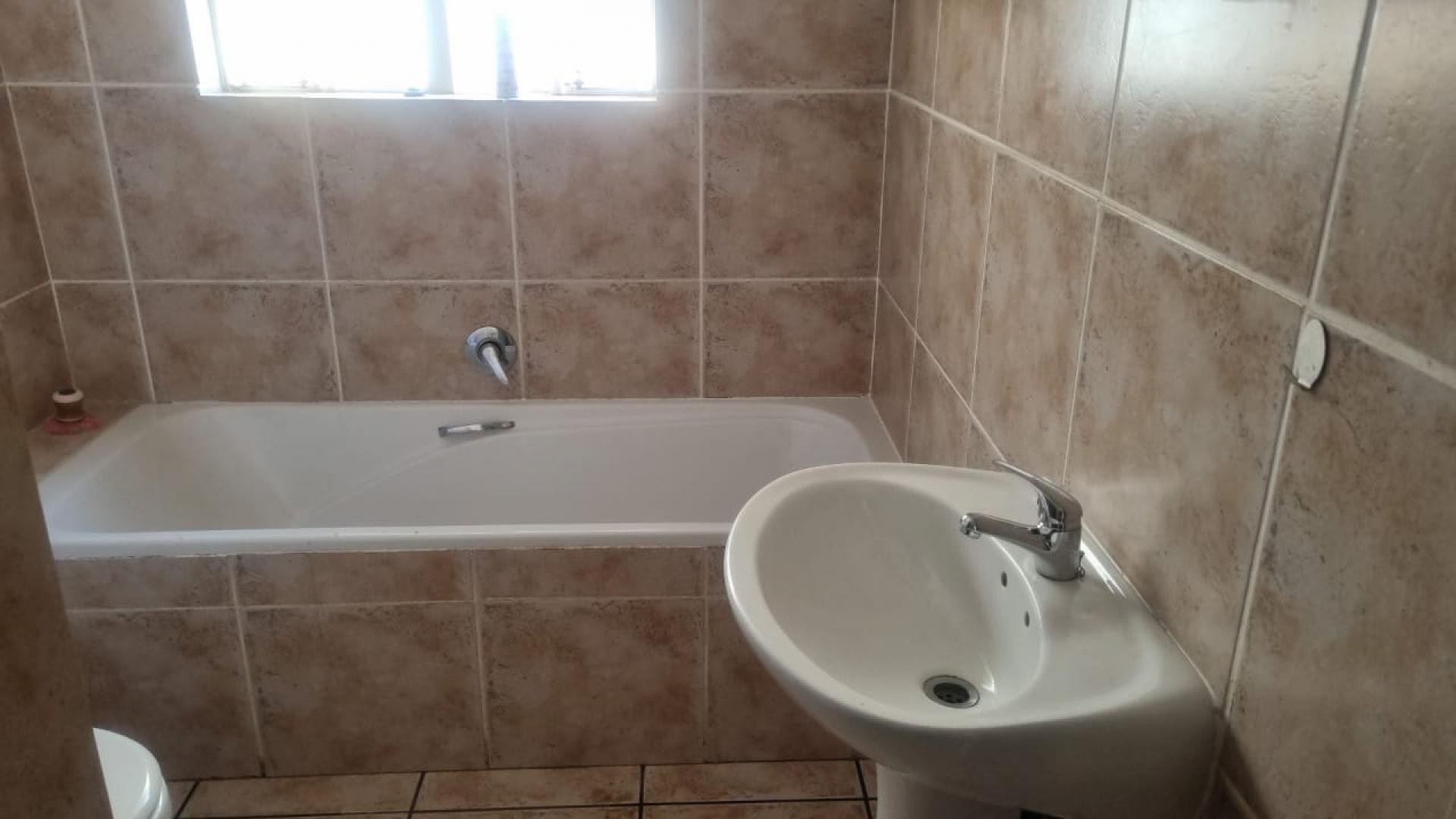 Bathroom 1 of property in Kosmosdal