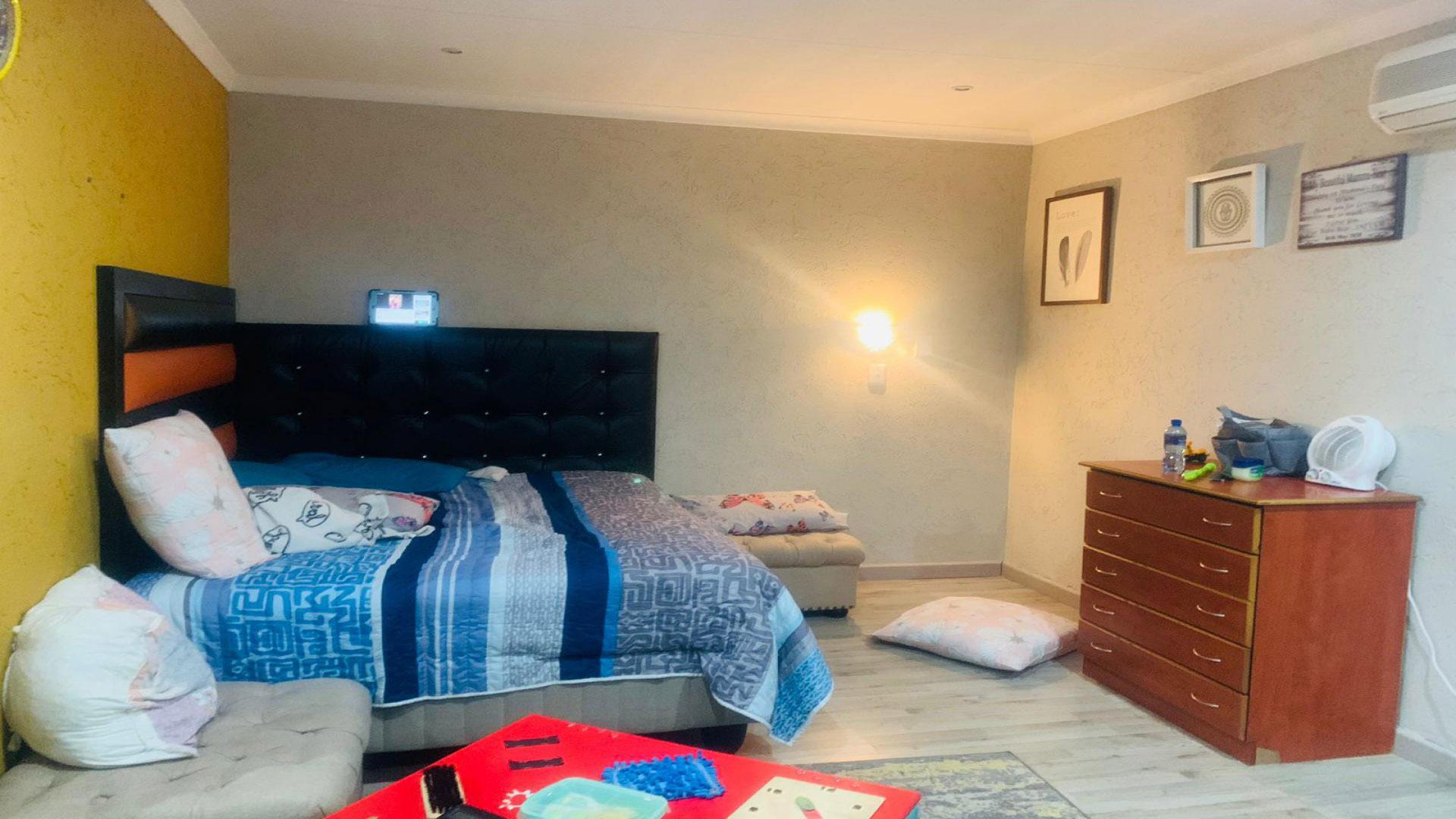 Bed Room 3 of property in Brackenhurst