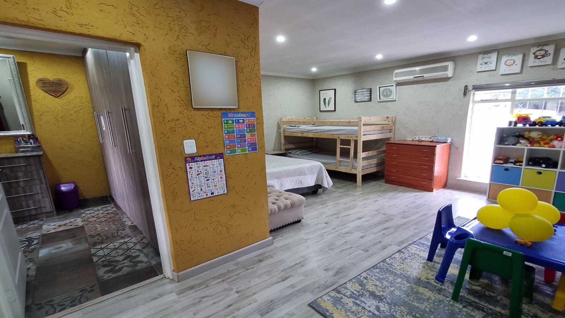 Bed Room 1 of property in Brackenhurst