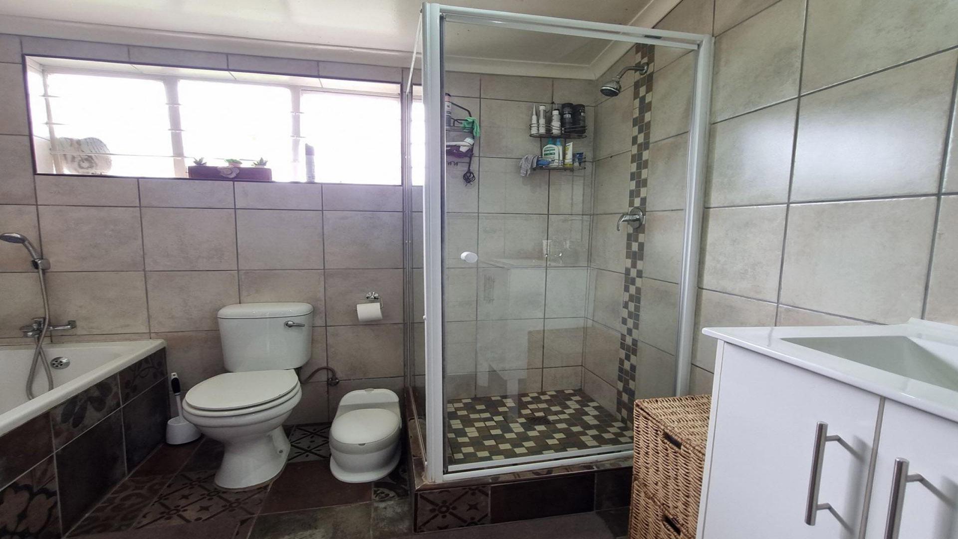 Bathroom 2 of property in Brackenhurst