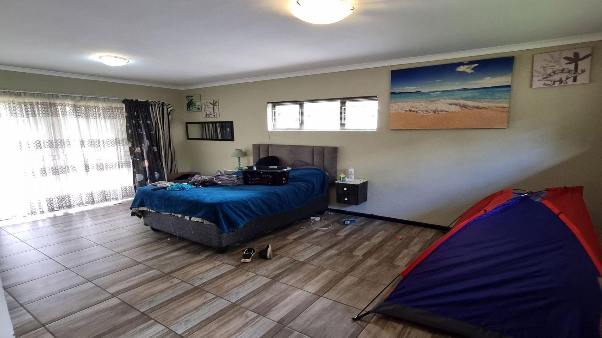 Bed Room 5+ of property in Brackenhurst