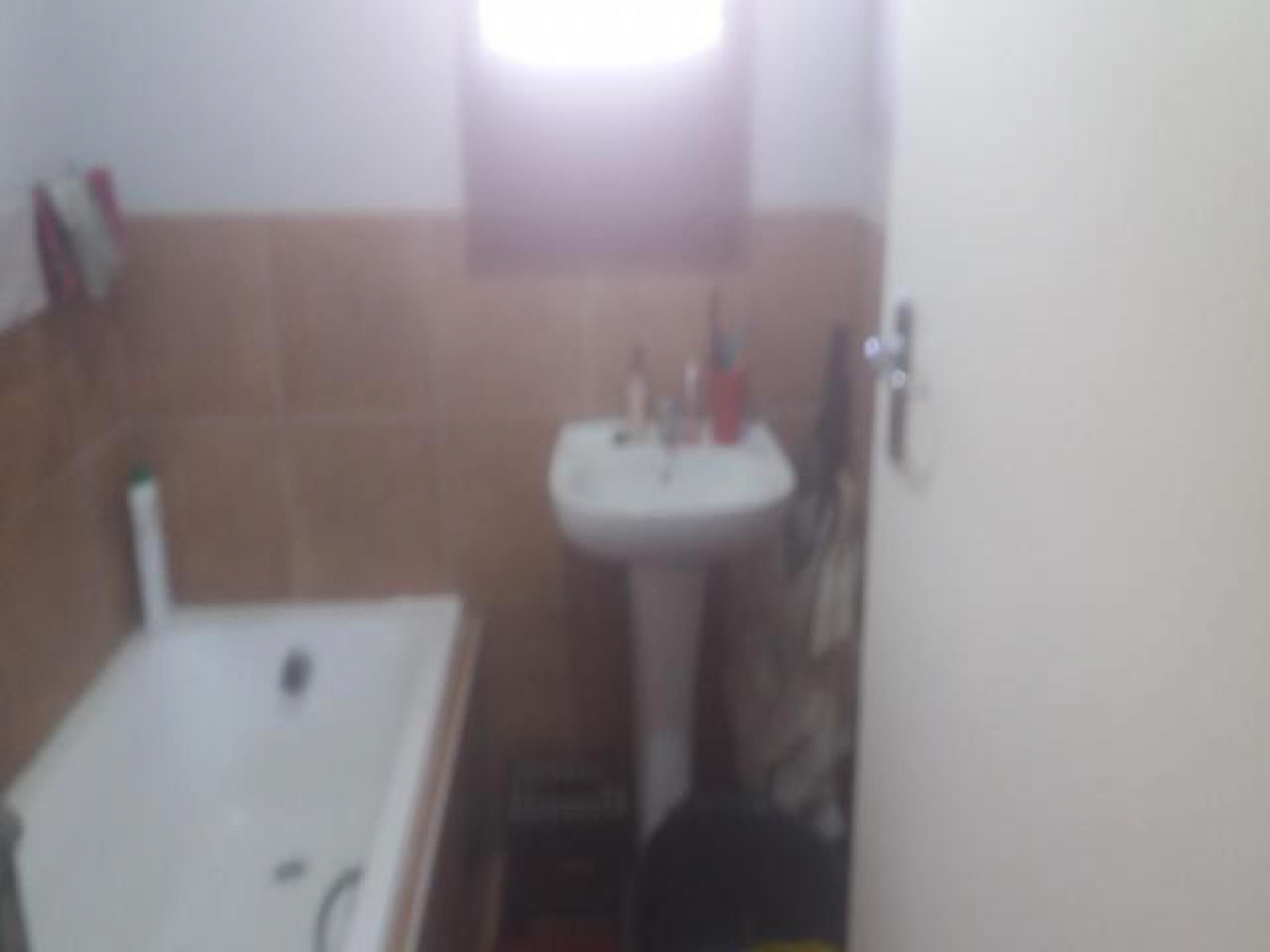 Bathroom 1 of property in Lotus Gardens