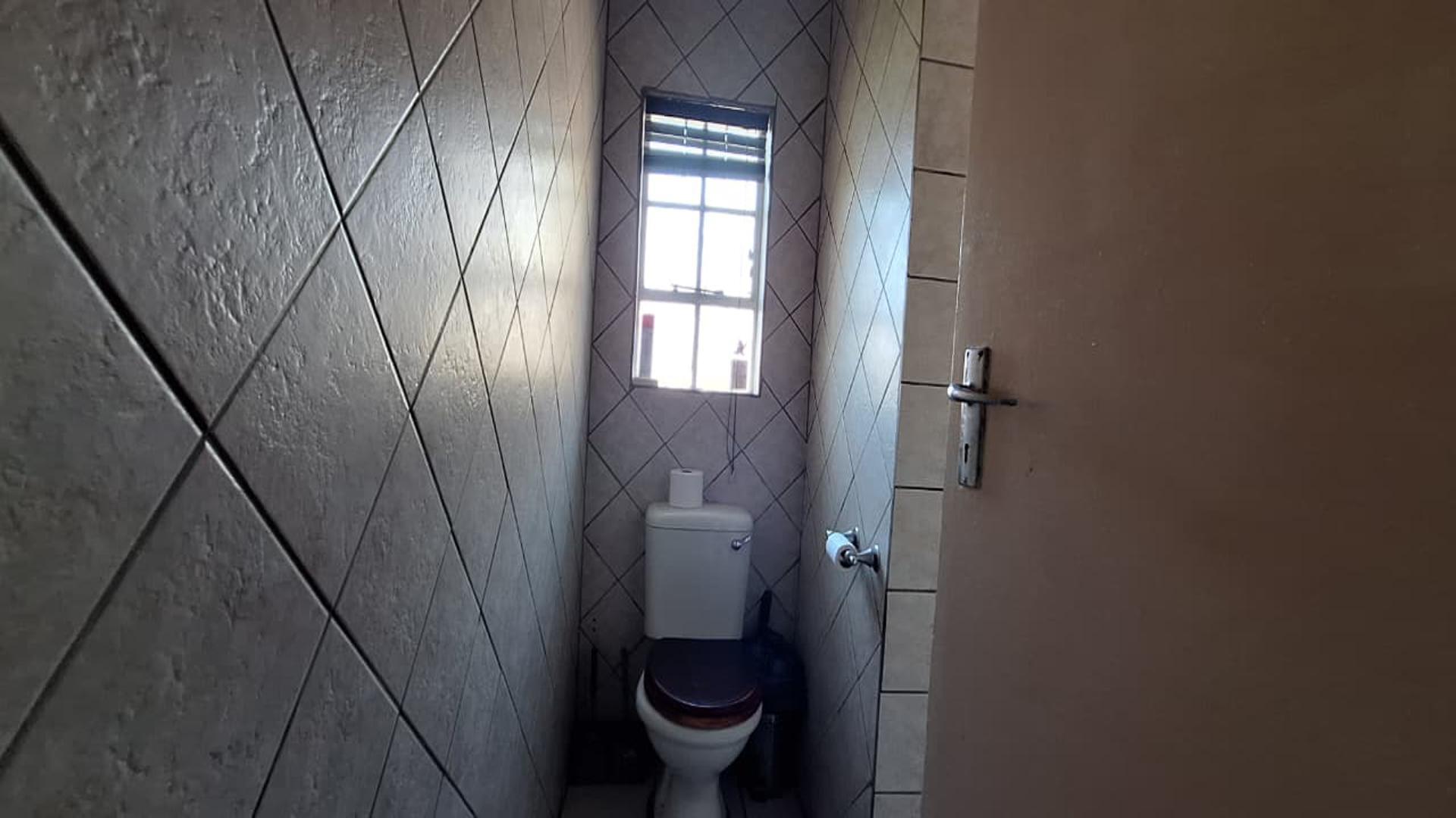 Bathroom 1 - 6 square meters of property in Lilyvale AH