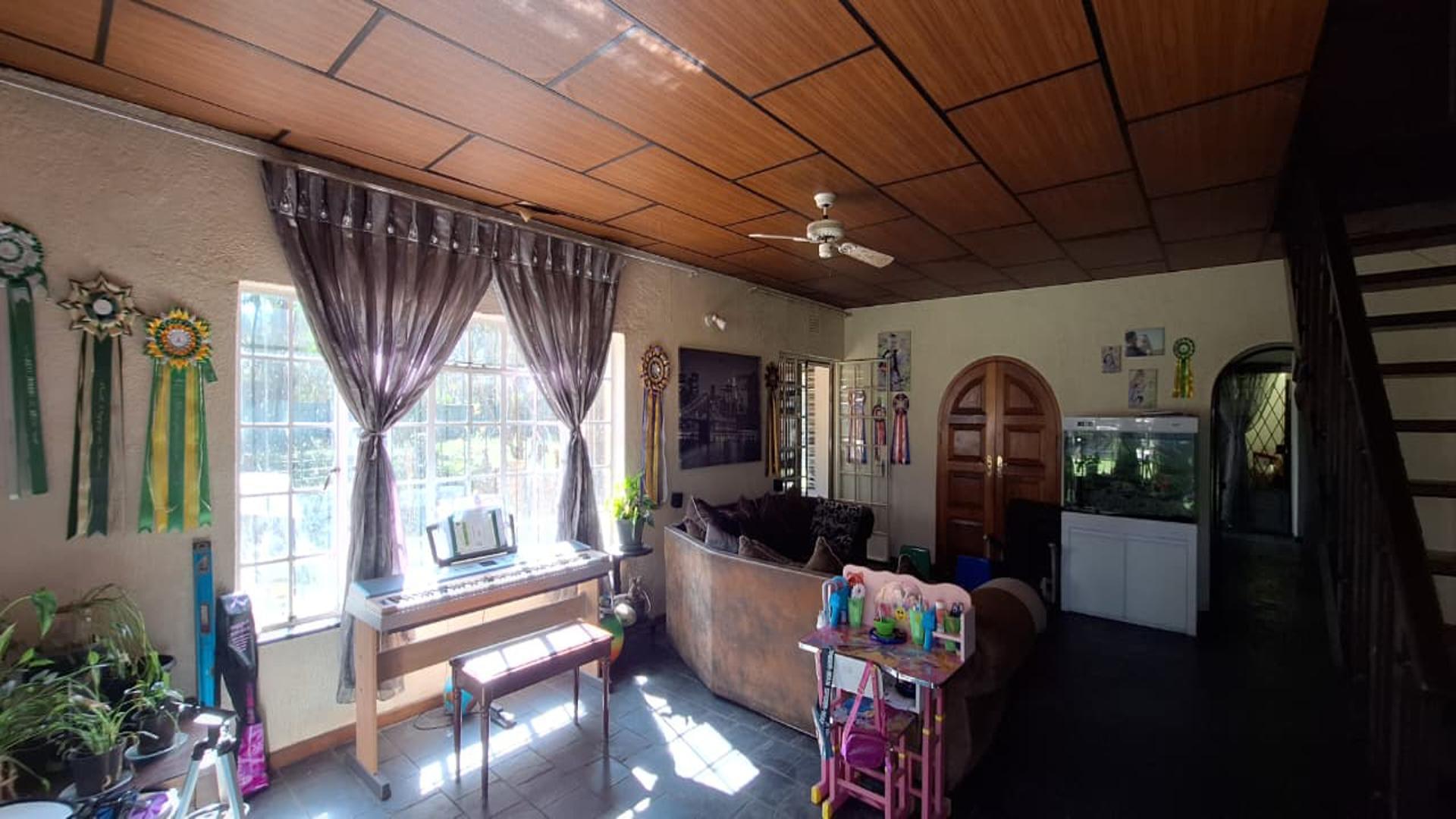 Lounges - 38 square meters of property in Lilyvale AH