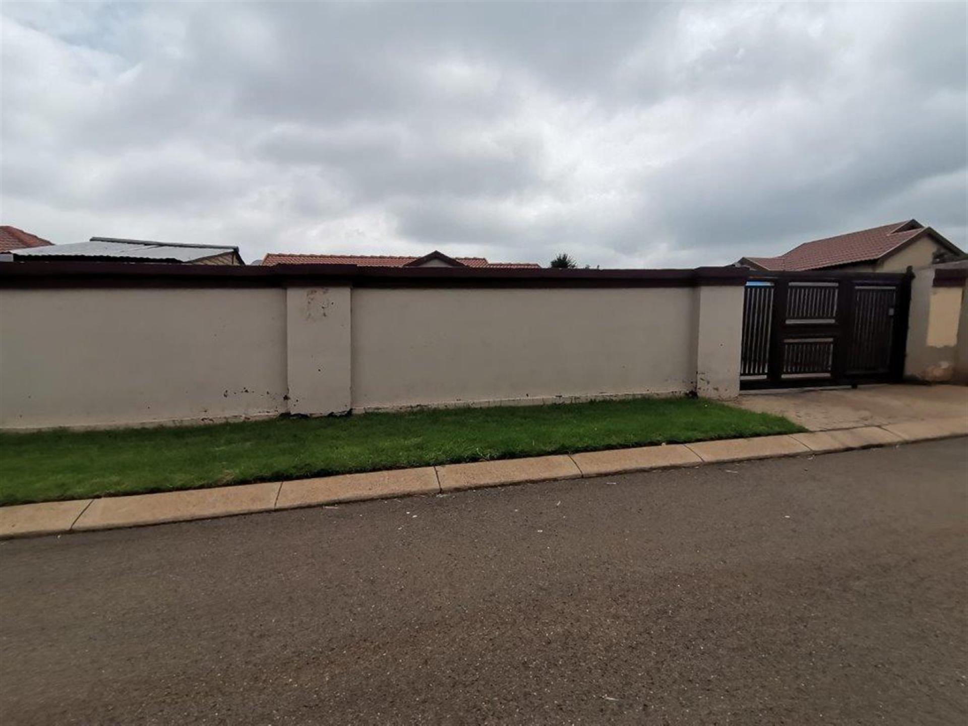 Front View of property in Dawn Park
