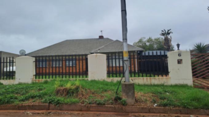 SA Home Loans Sale in Execution 3 Bedroom House for Sale in Rhodesfield - MR642320