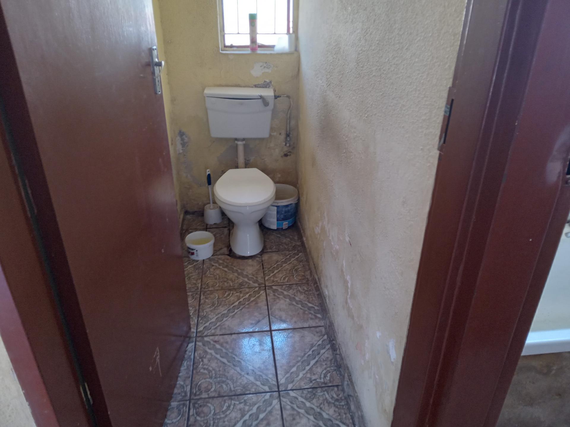 Main Bathroom of property in Vosloorus