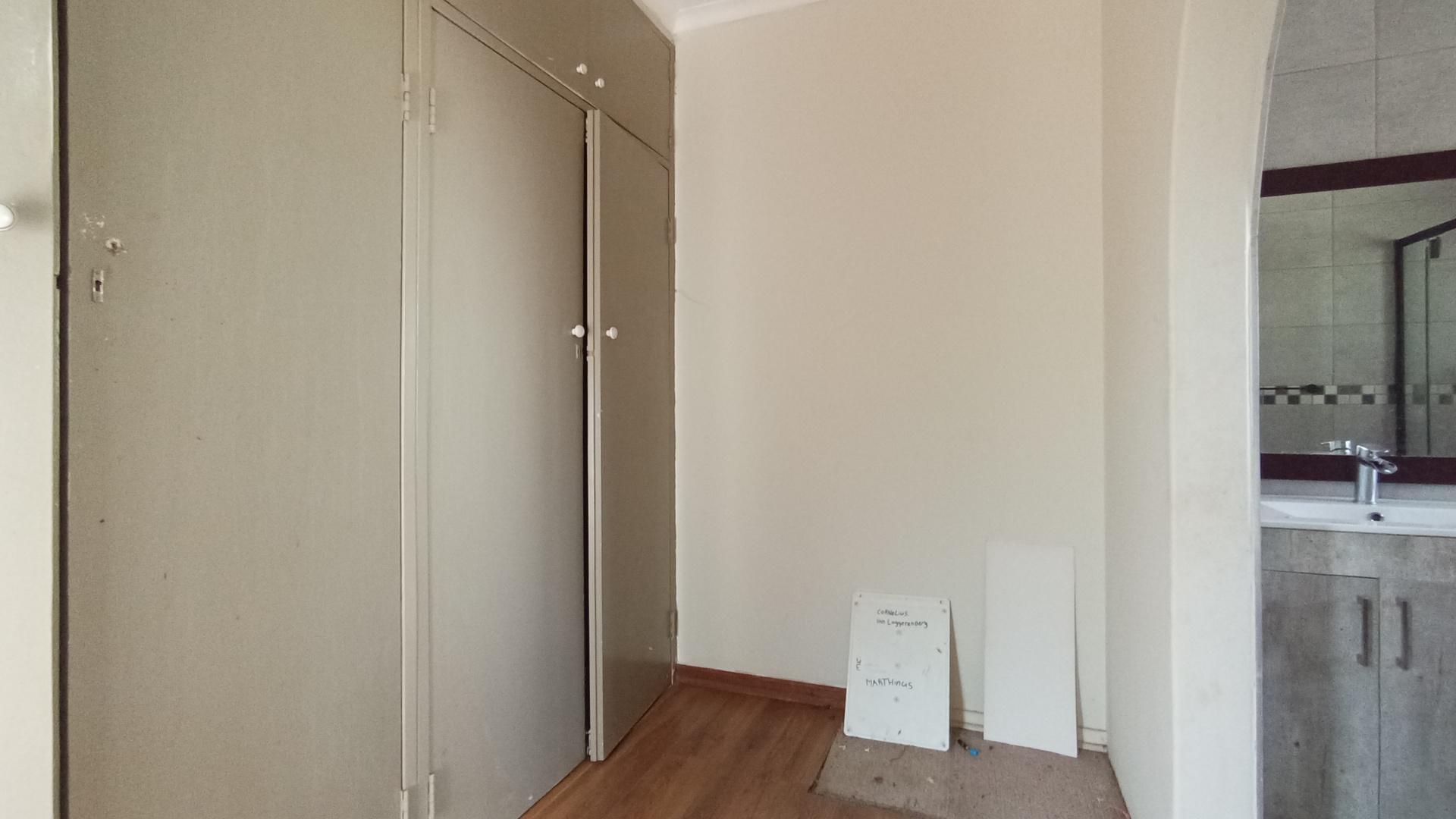 Main Bedroom - 27 square meters of property in Randpark Ridge