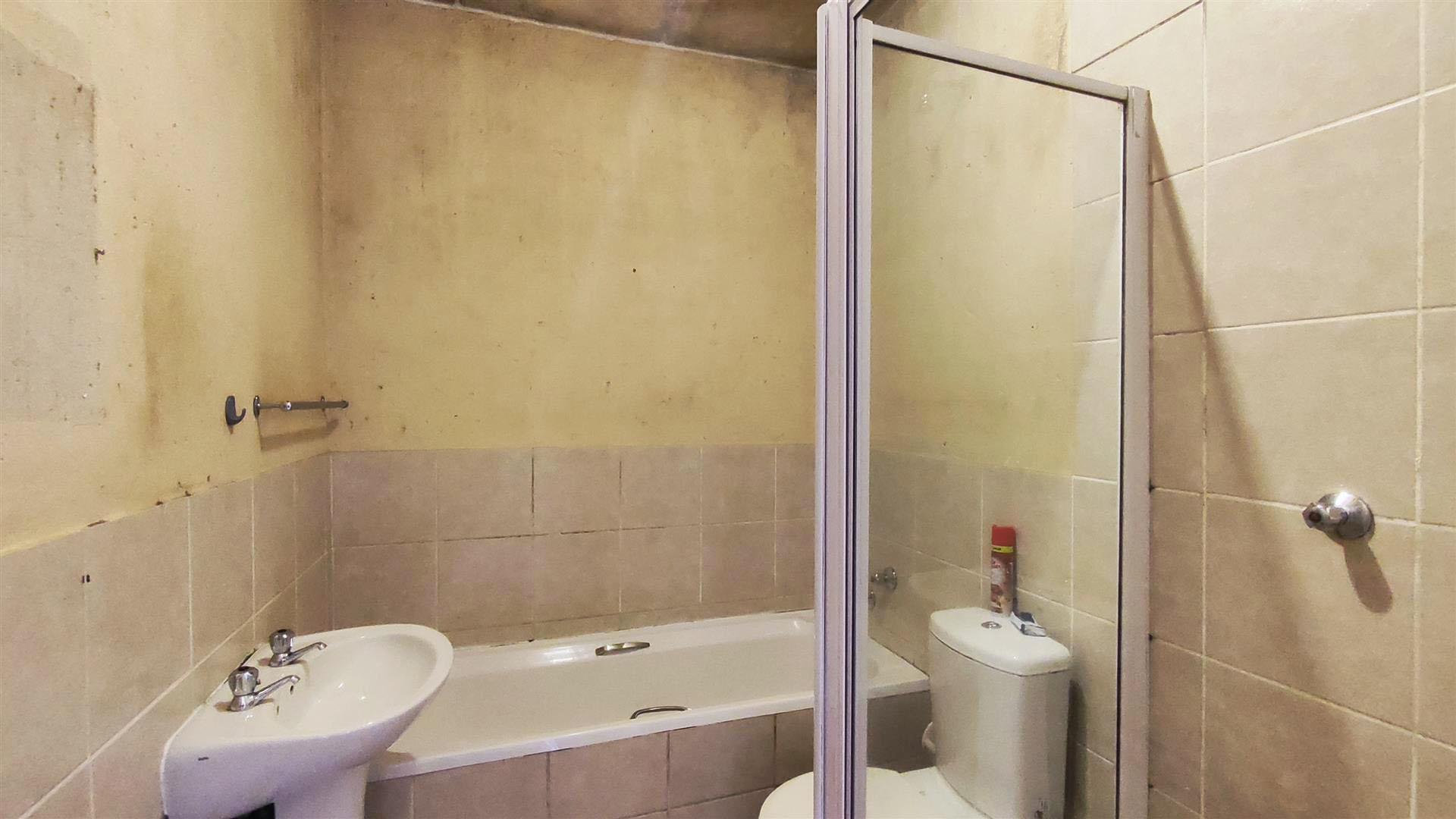 Bathroom 1 - 6 square meters of property in Comet