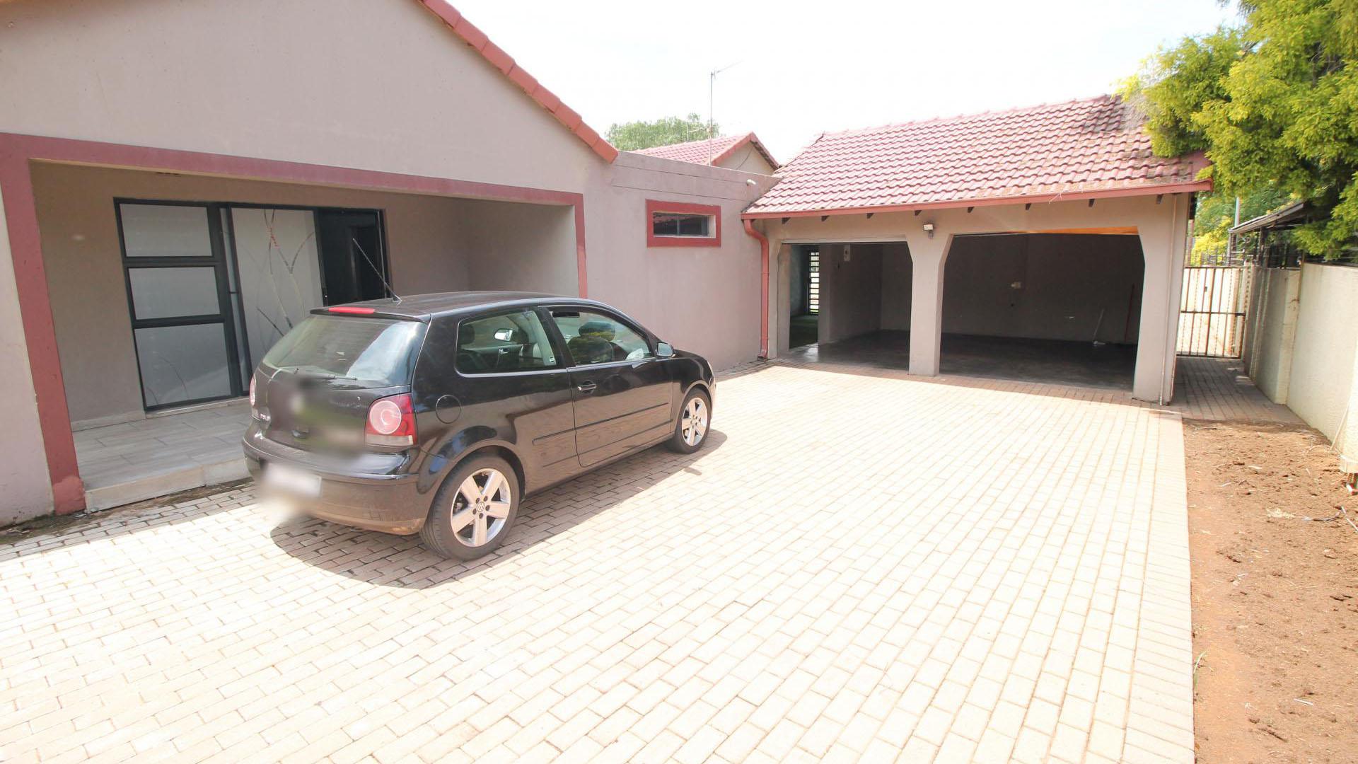 Front View of property in Sunward park