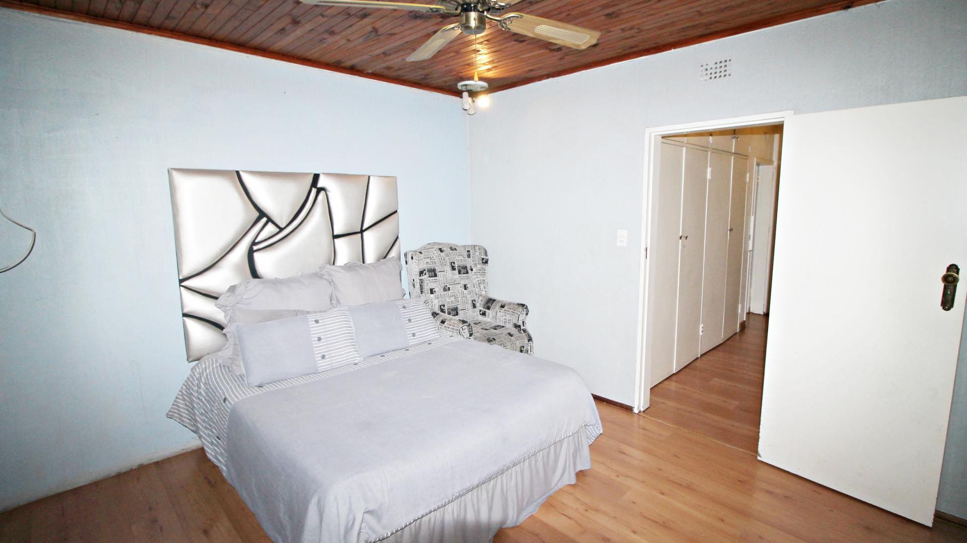 Bed Room 1 of property in Sunward park