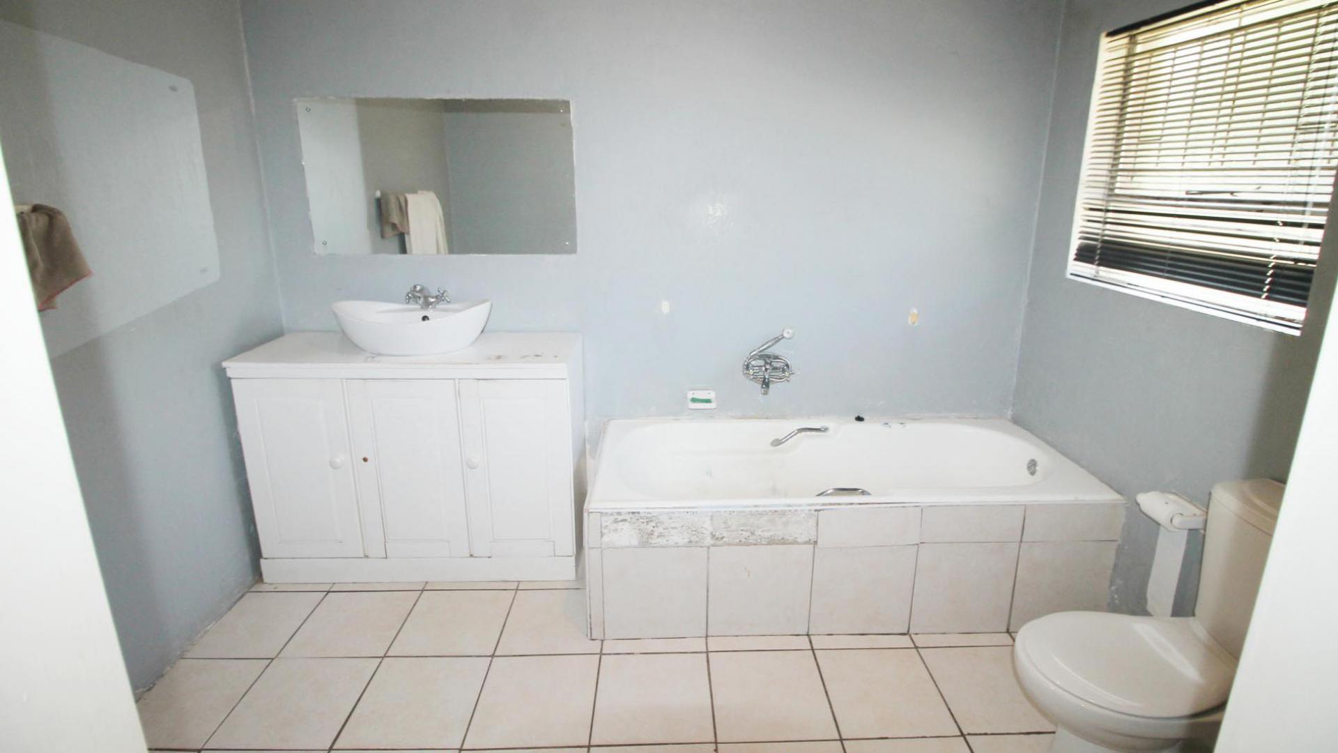 Bathroom 1 of property in Sunward park