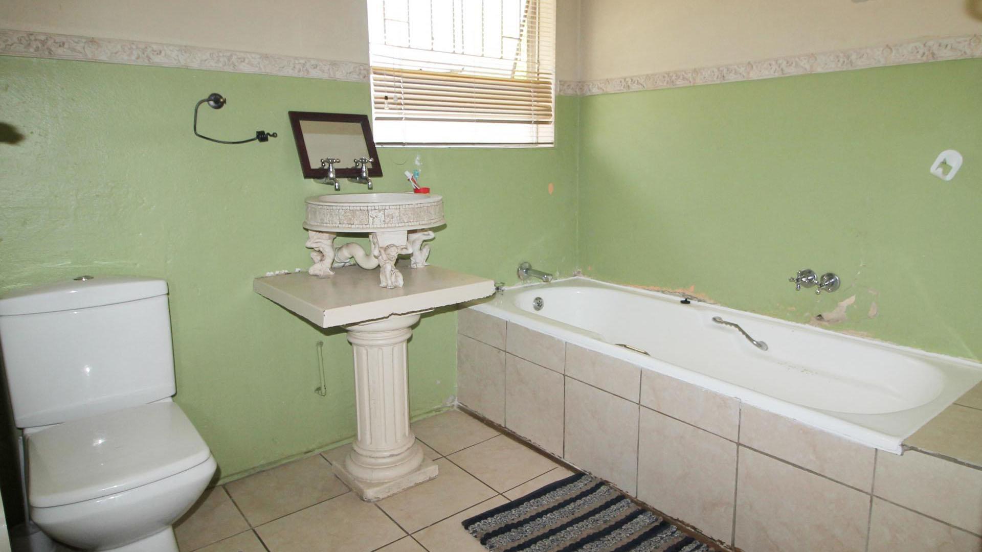 Bathroom 2 of property in Sunward park
