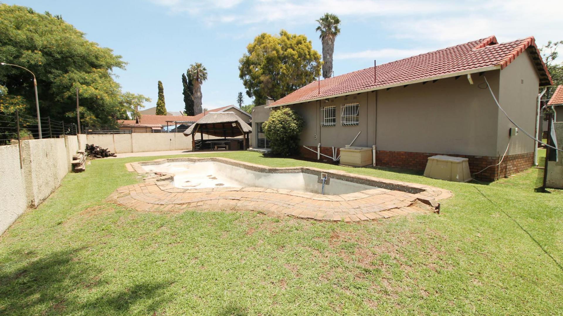 Backyard of property in Sunward park