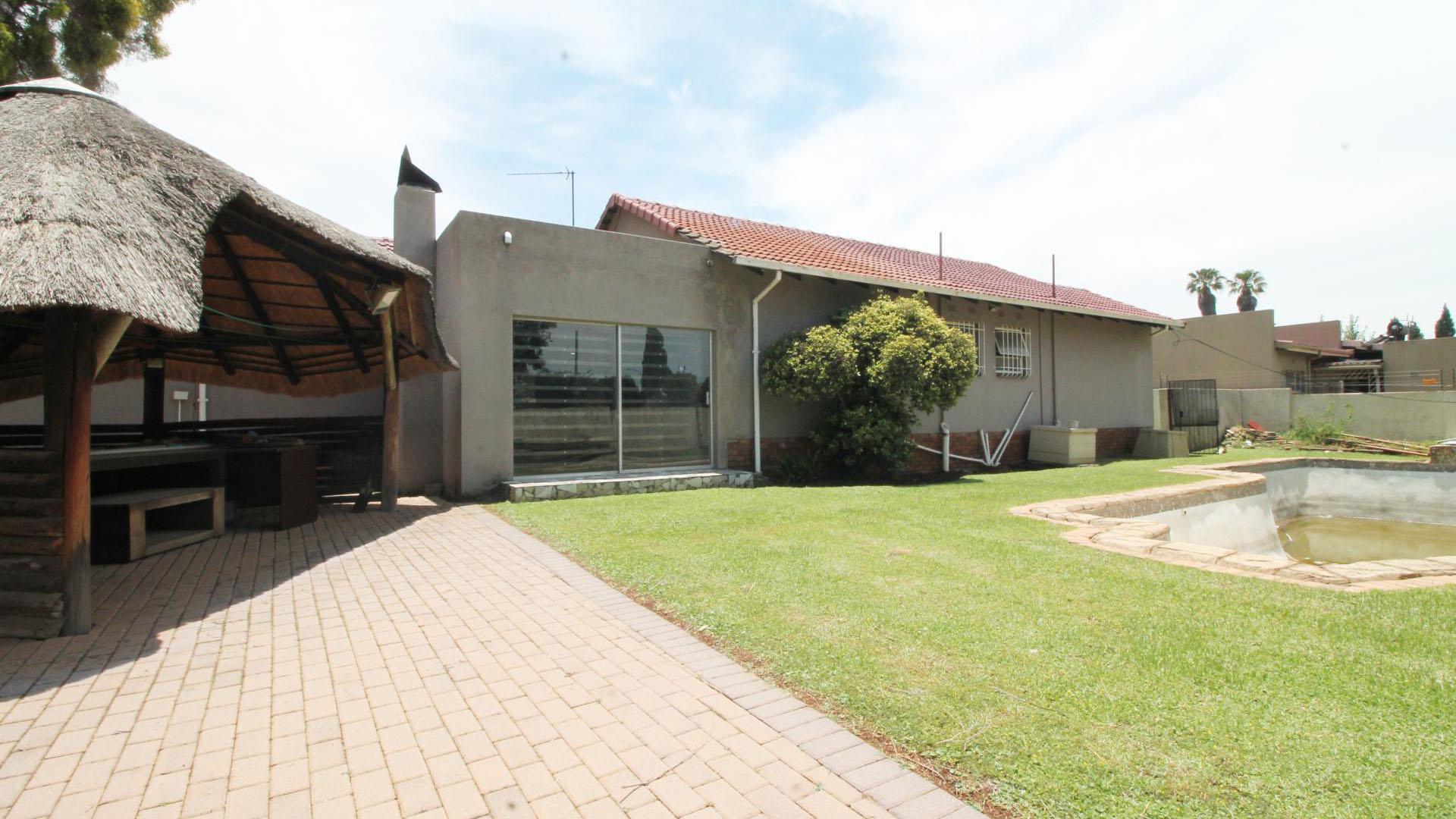 Backyard of property in Sunward park