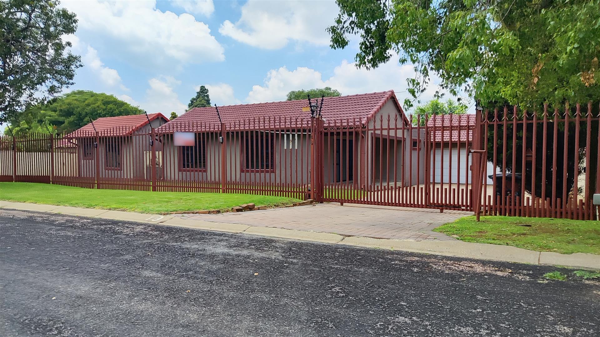 Front View of property in Sunward park