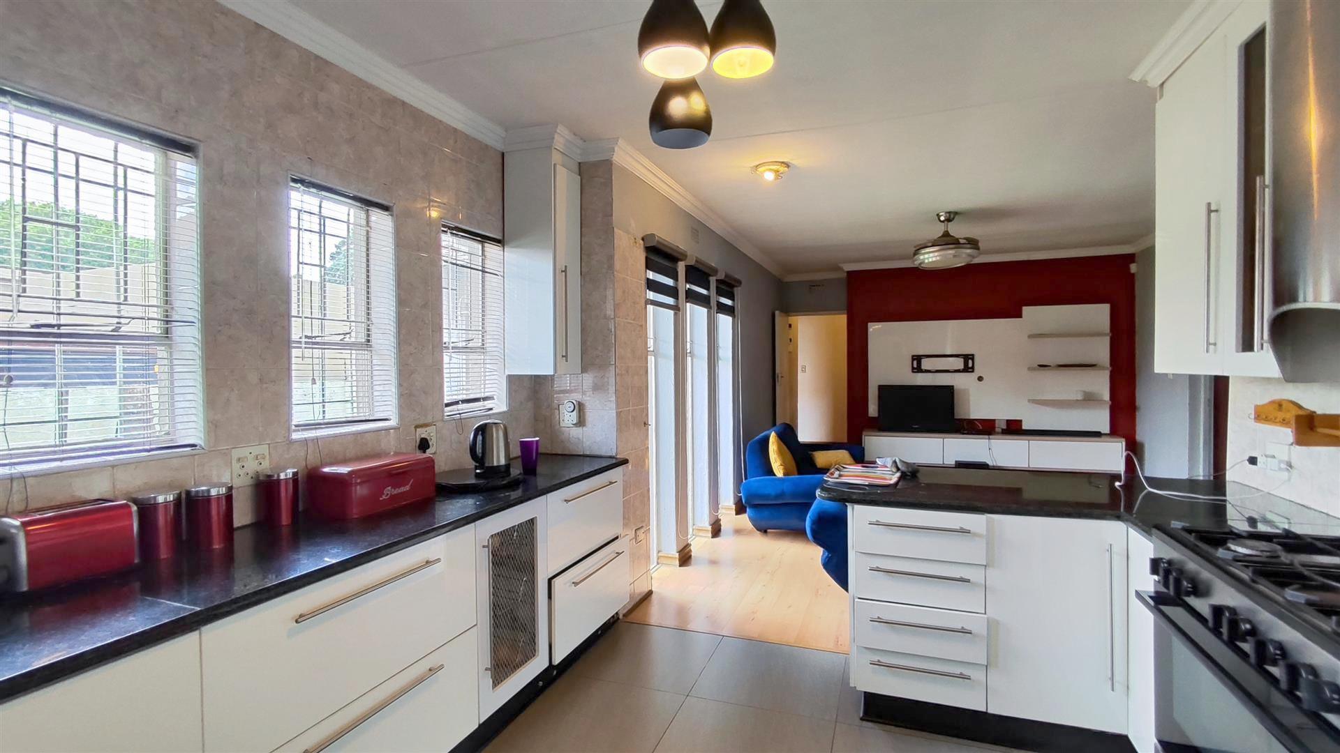 Kitchen - 17 square meters of property in Sunward park