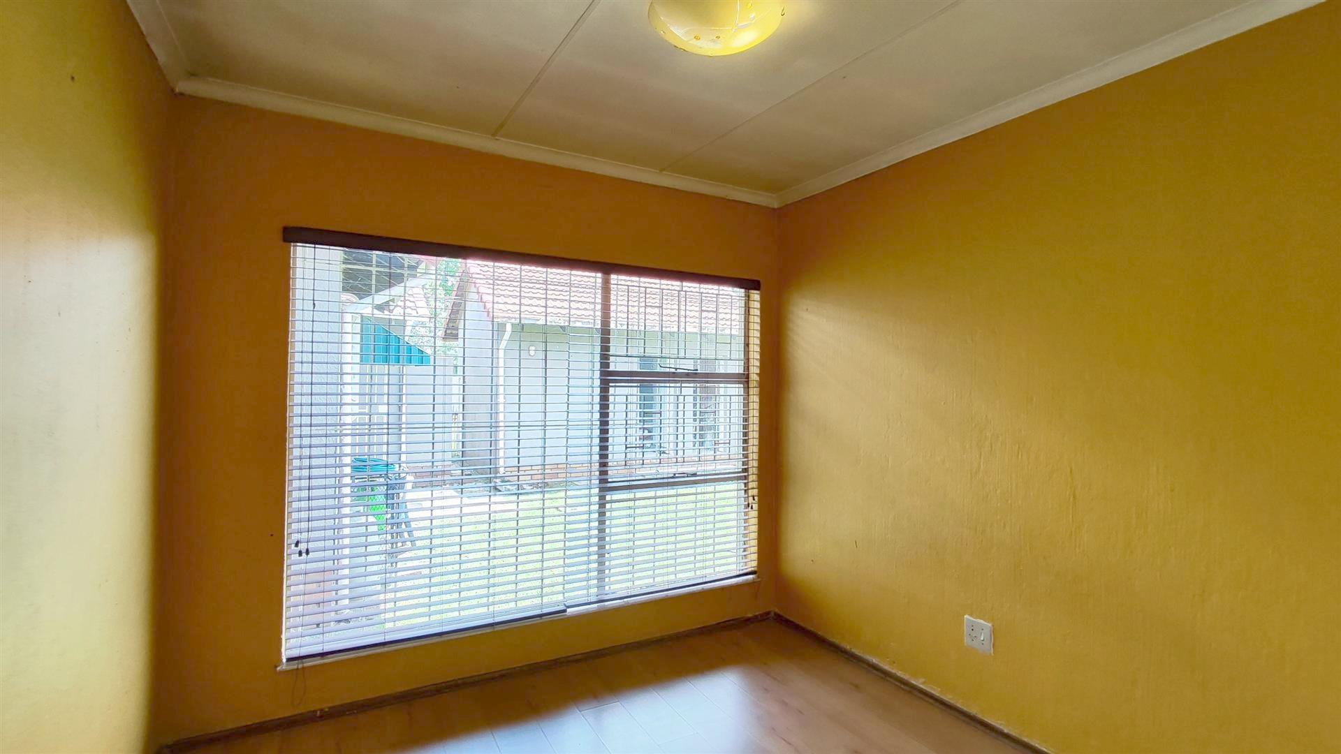 Bed Room 1 - 14 square meters of property in Sunward park