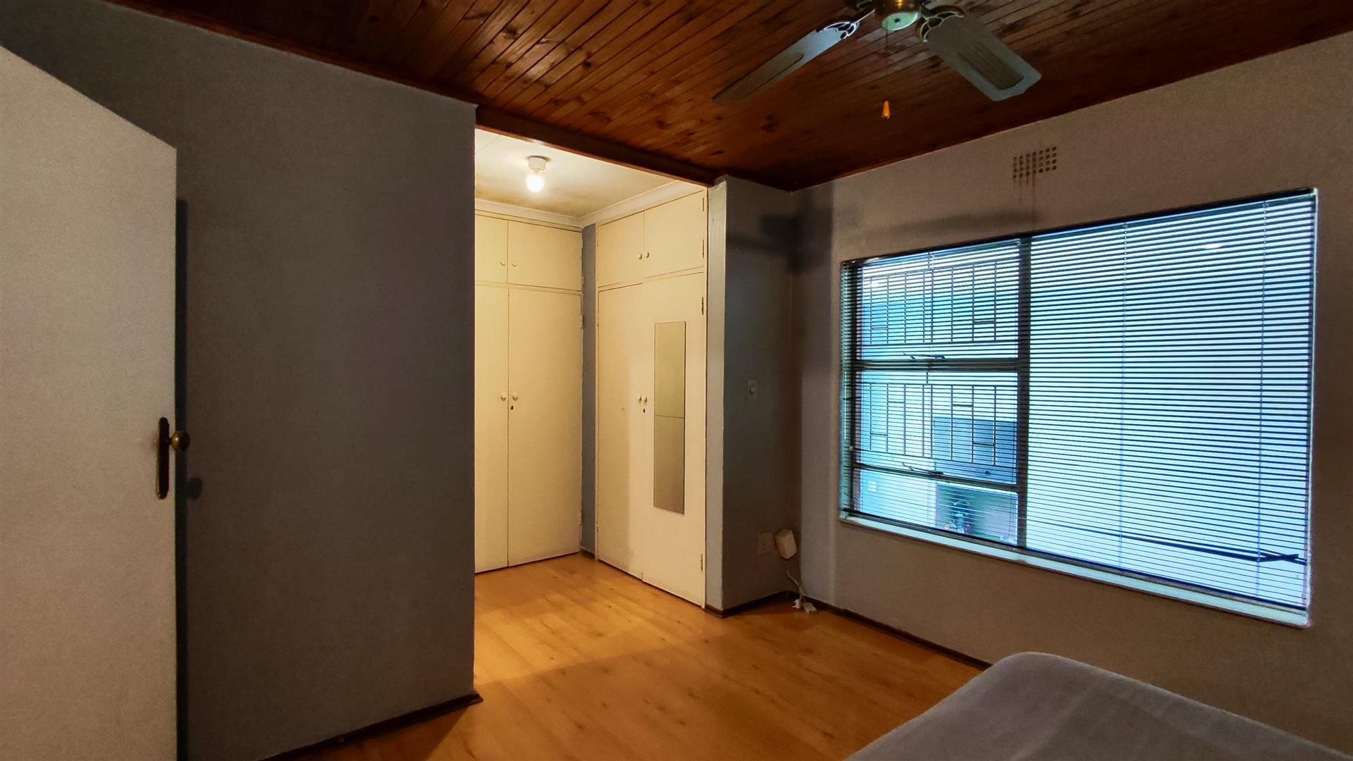 Main Bedroom - 17 square meters of property in Sunward park