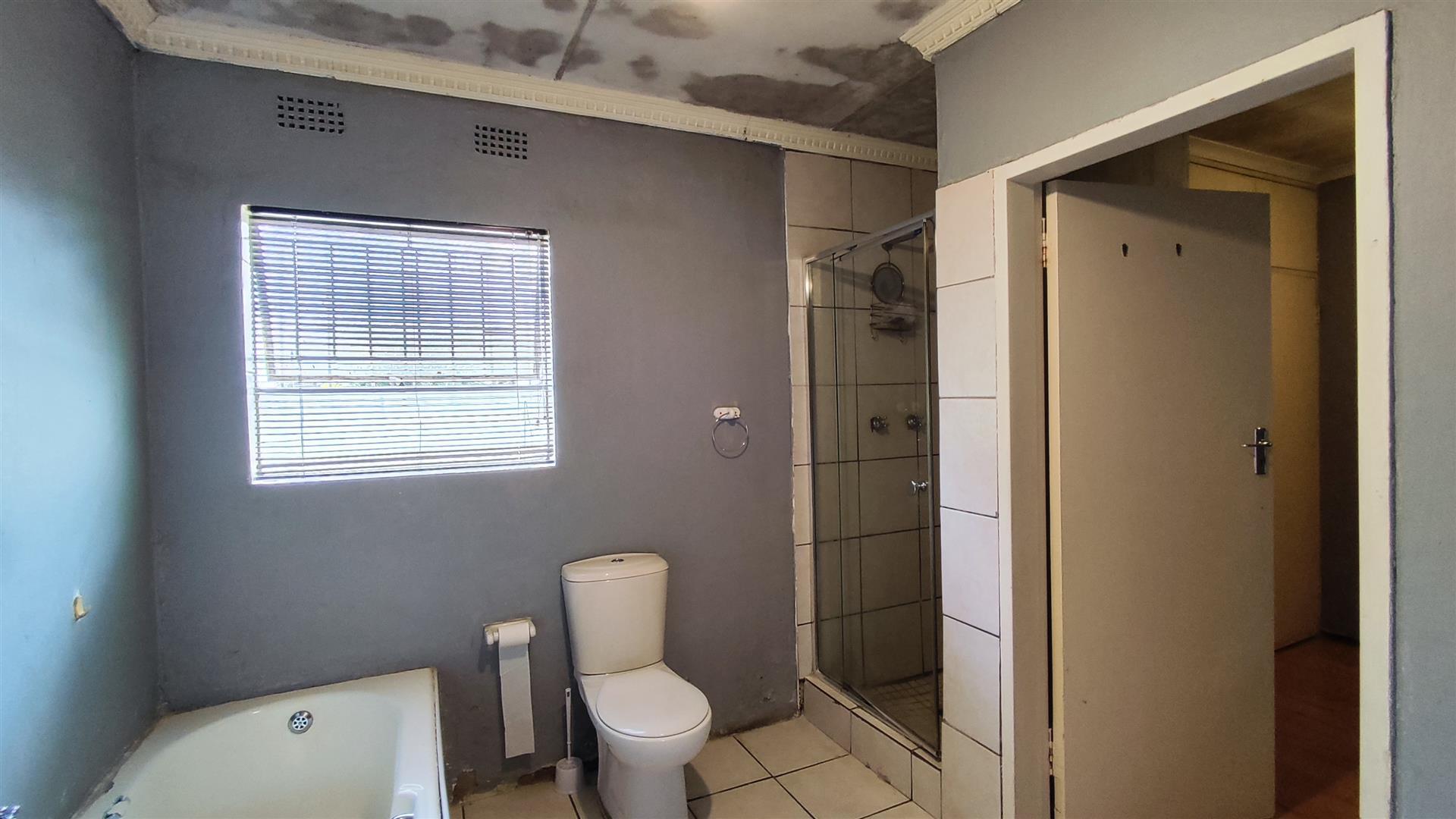 Main Bathroom - 11 square meters of property in Sunward park