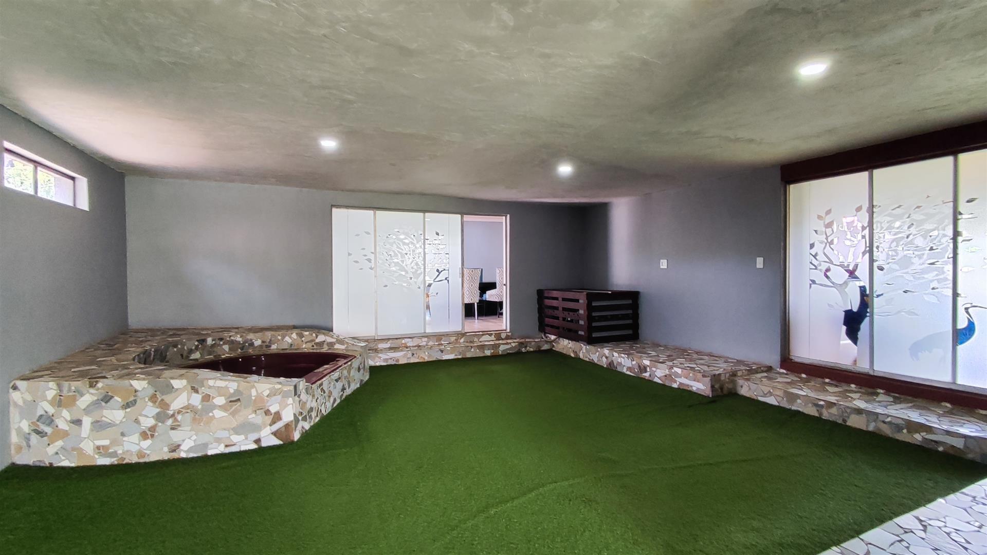 Spaces - 28 square meters of property in Sunward park