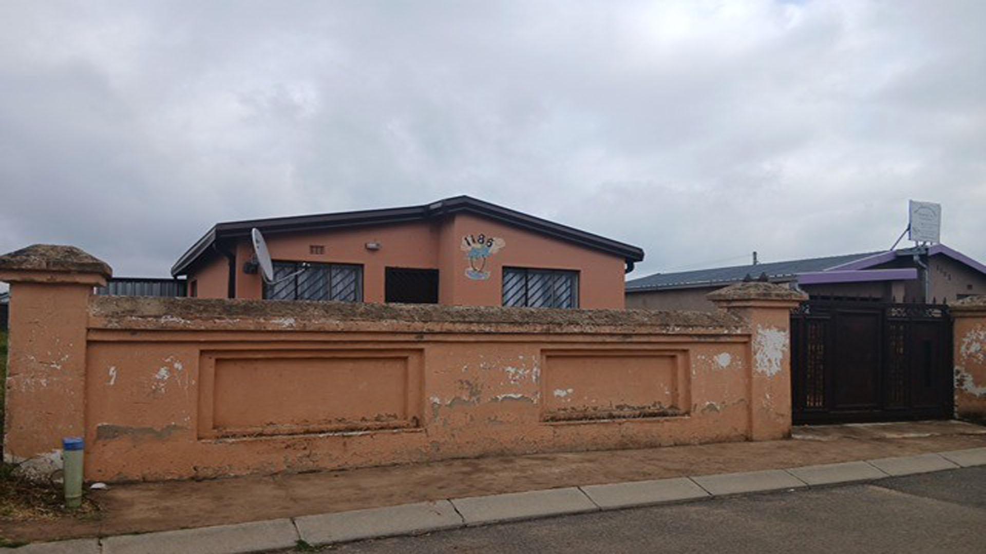 Front View of property in Payneville
