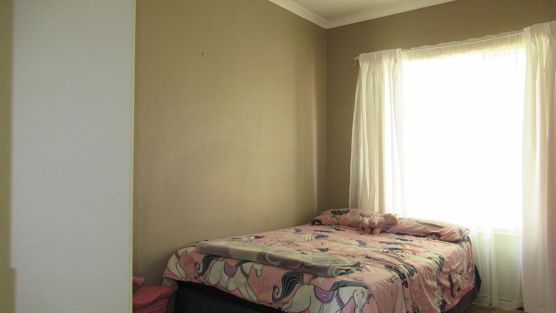 Bed Room 2 - 14 square meters of property in Wilgeheuwel 