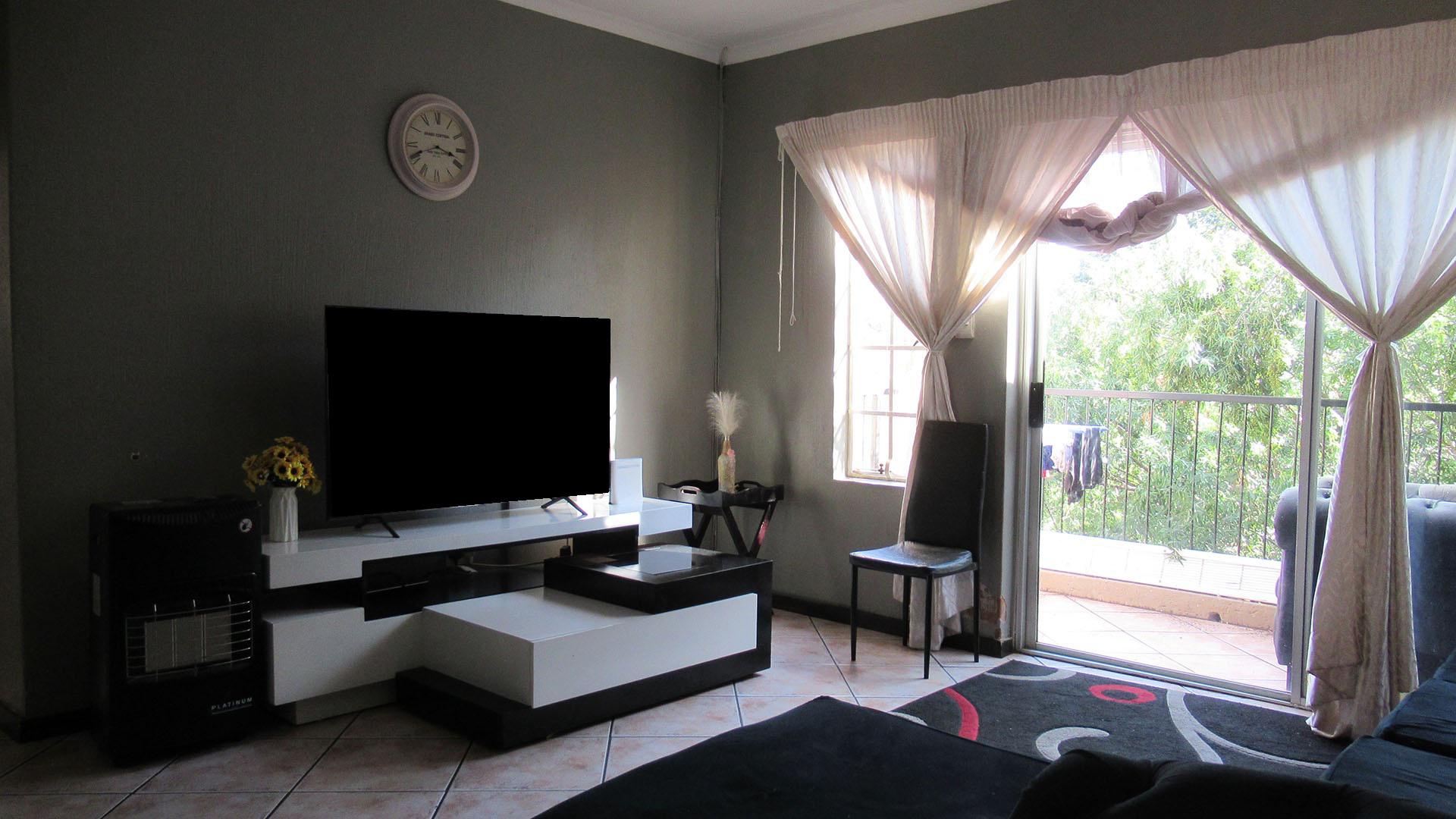 Lounges - 18 square meters of property in Wilgeheuwel 