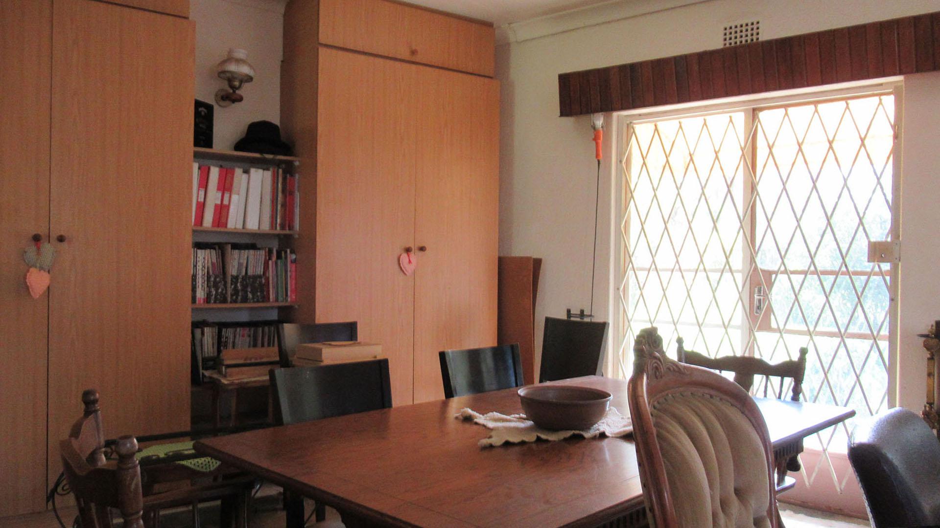 Lounges - 29 square meters of property in Weltevreden Park