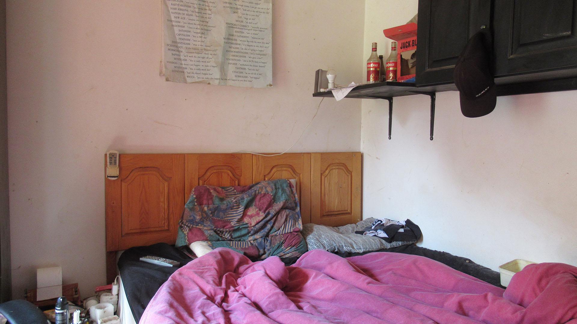 Bed Room 1 - 11 square meters of property in Weltevreden Park