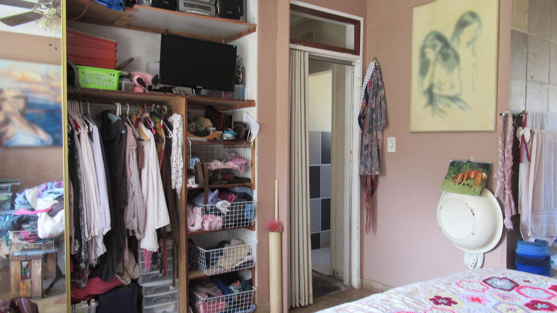 Main Bedroom - 17 square meters of property in Weltevreden Park