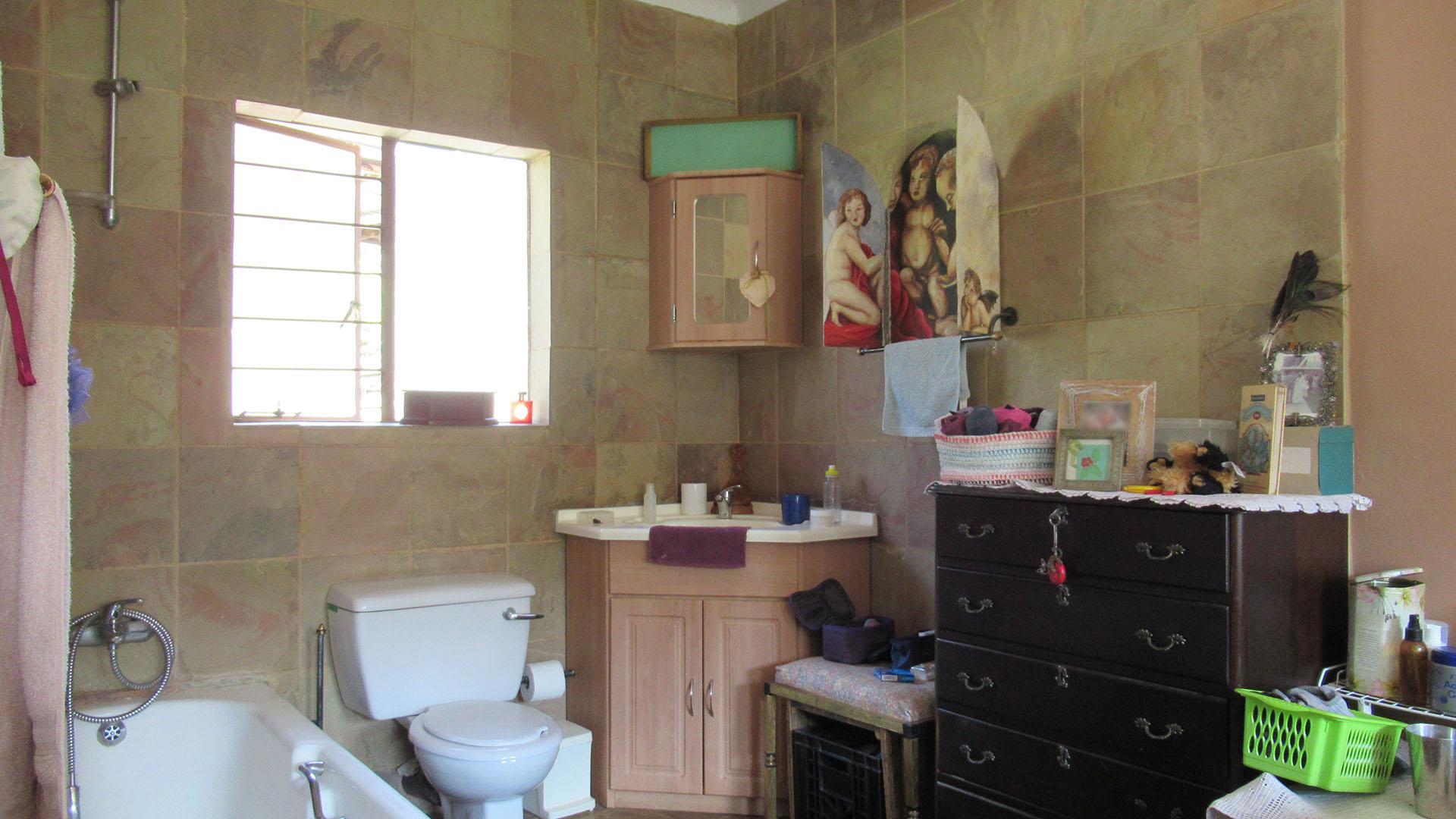 Main Bathroom - 5 square meters of property in Weltevreden Park