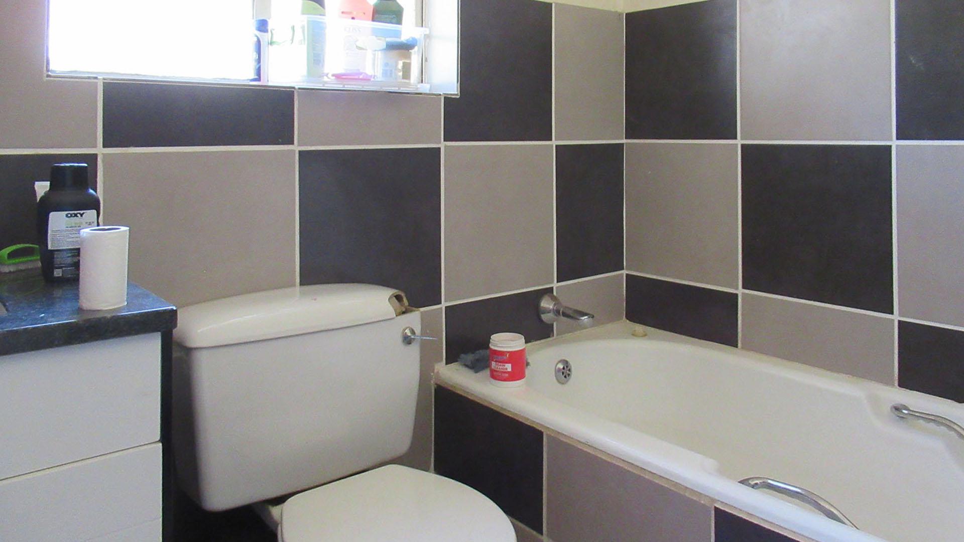 Bathroom 1 - 5 square meters of property in Weltevreden Park