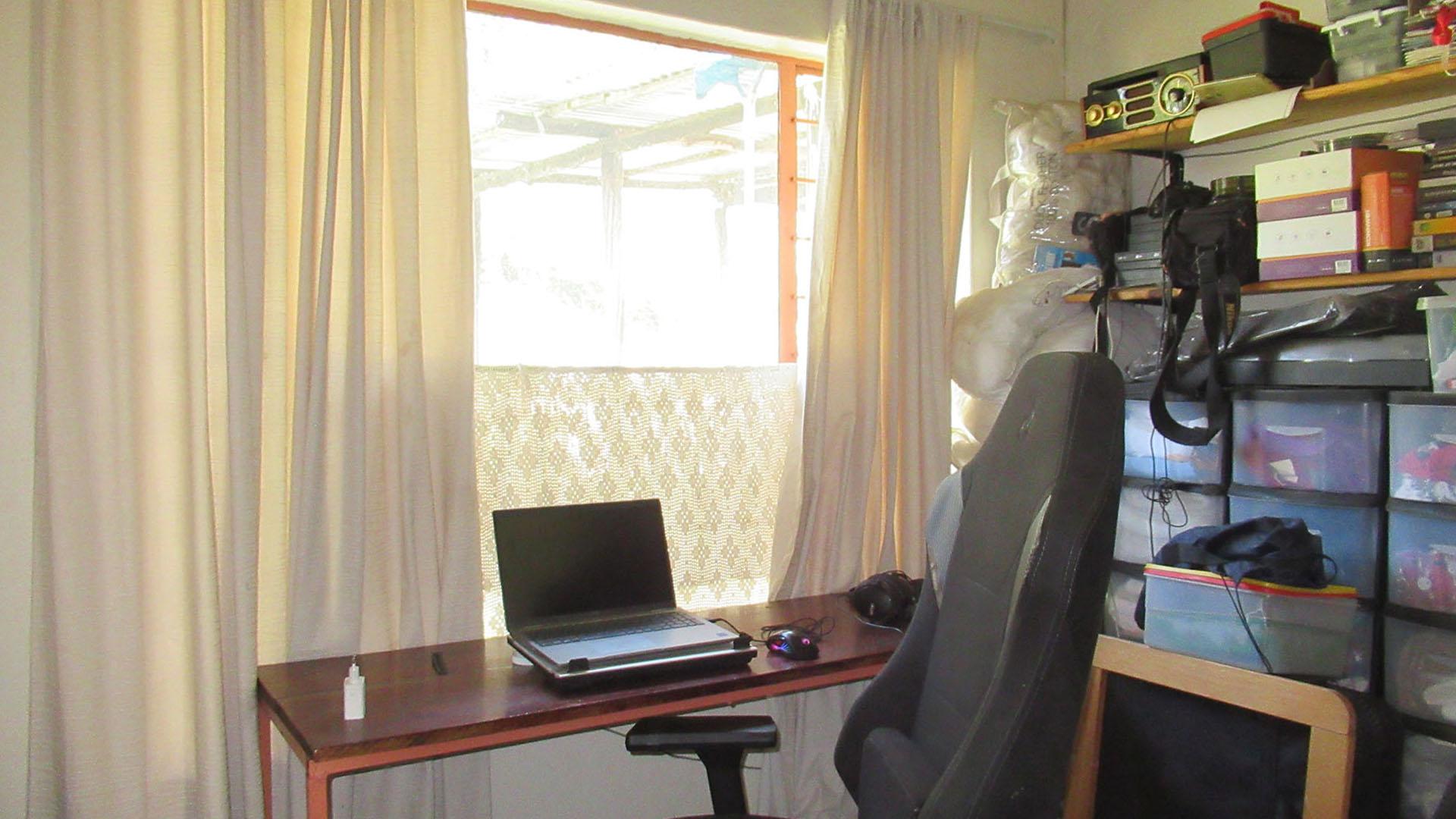 Bed Room 3 - 8 square meters of property in Weltevreden Park