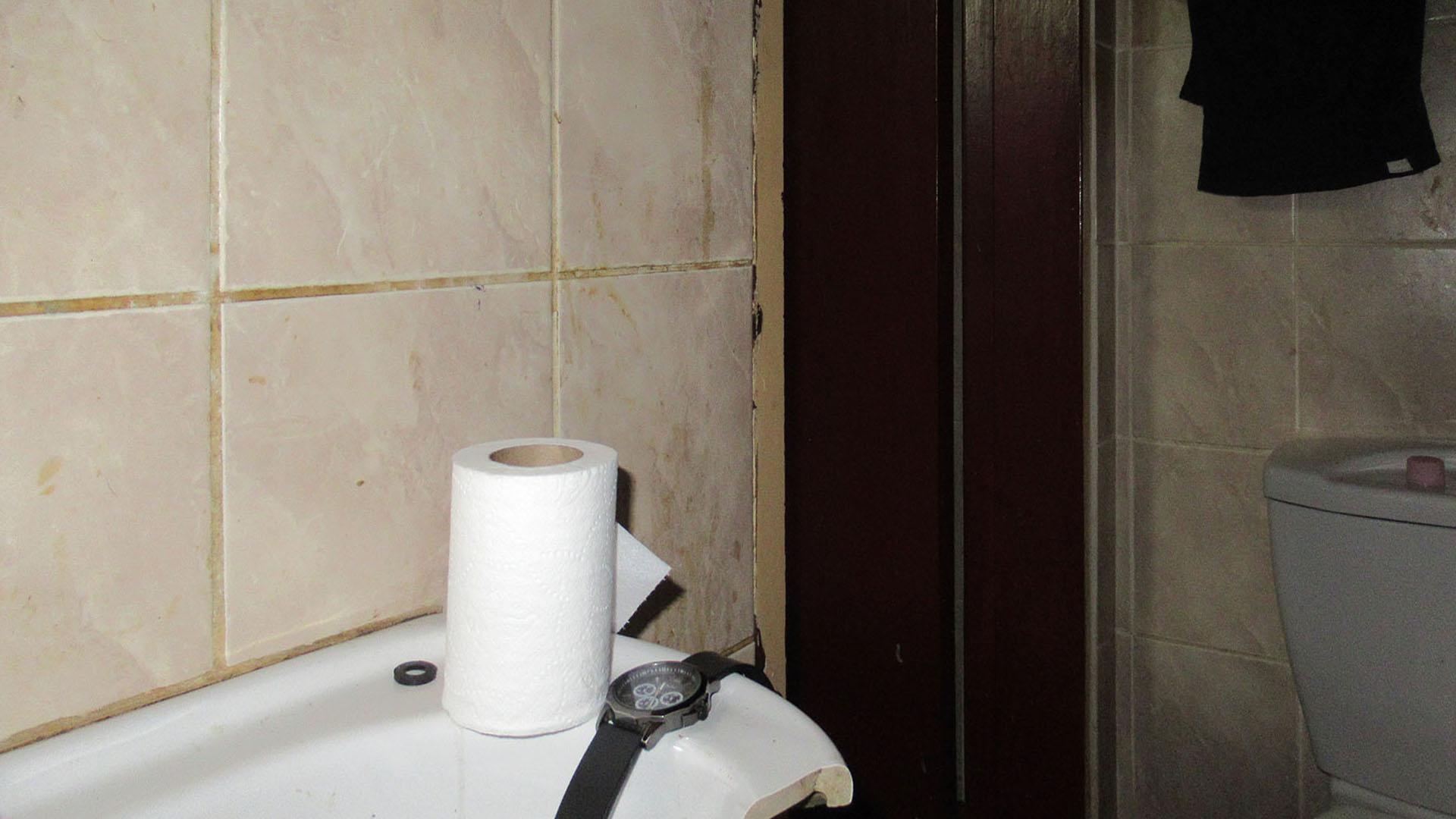 Bathroom 2 - 4 square meters of property in Weltevreden Park