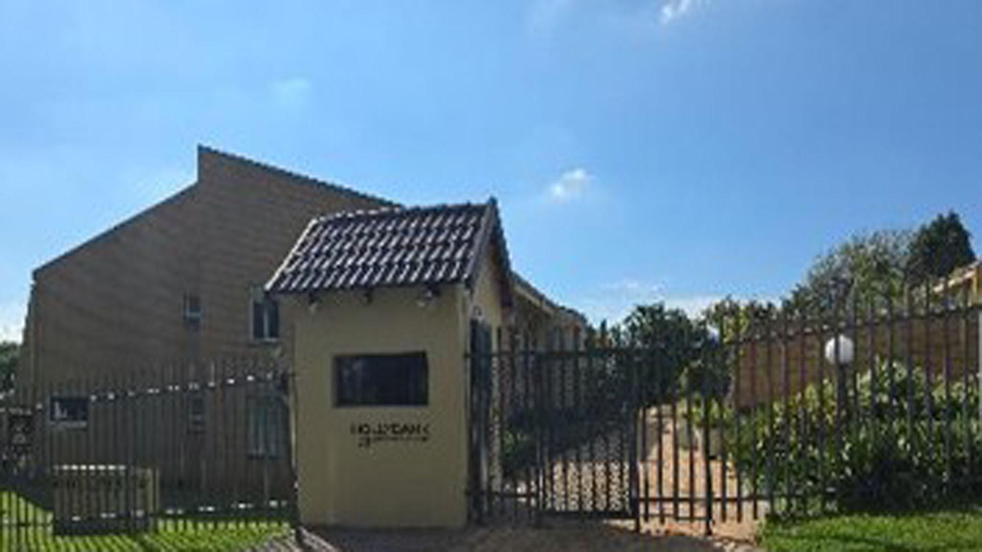 Front View of property in Illovo