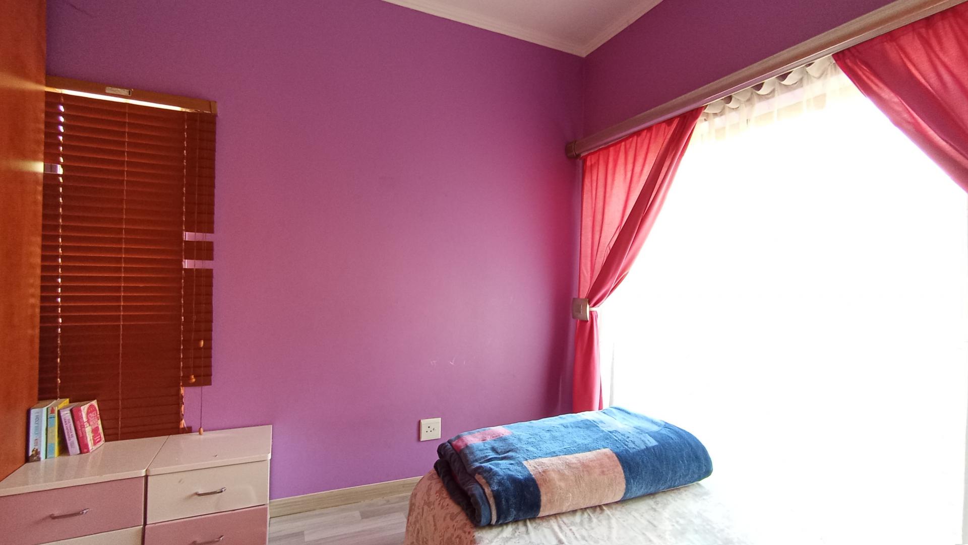 Bed Room 1 - 11 square meters of property in Mondeor