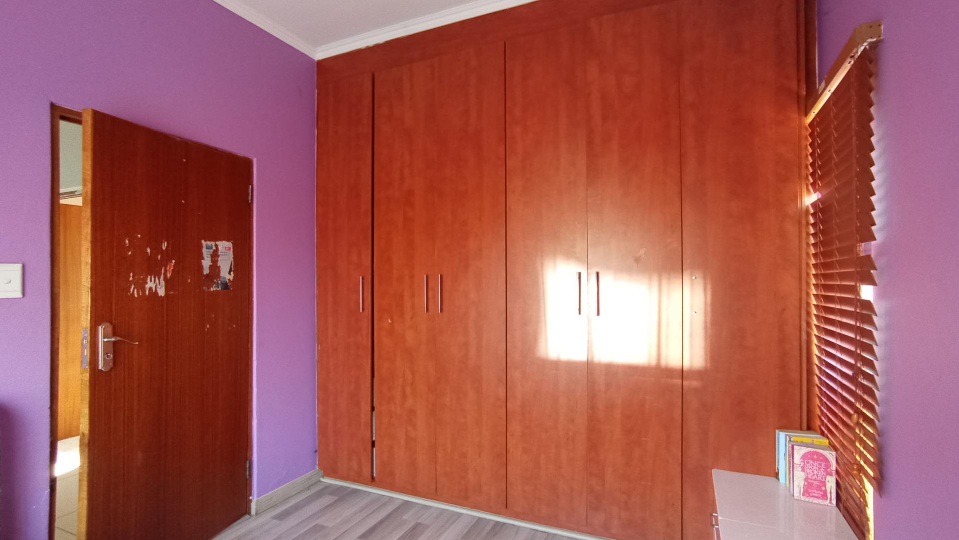 Bed Room 1 - 11 square meters of property in Mondeor