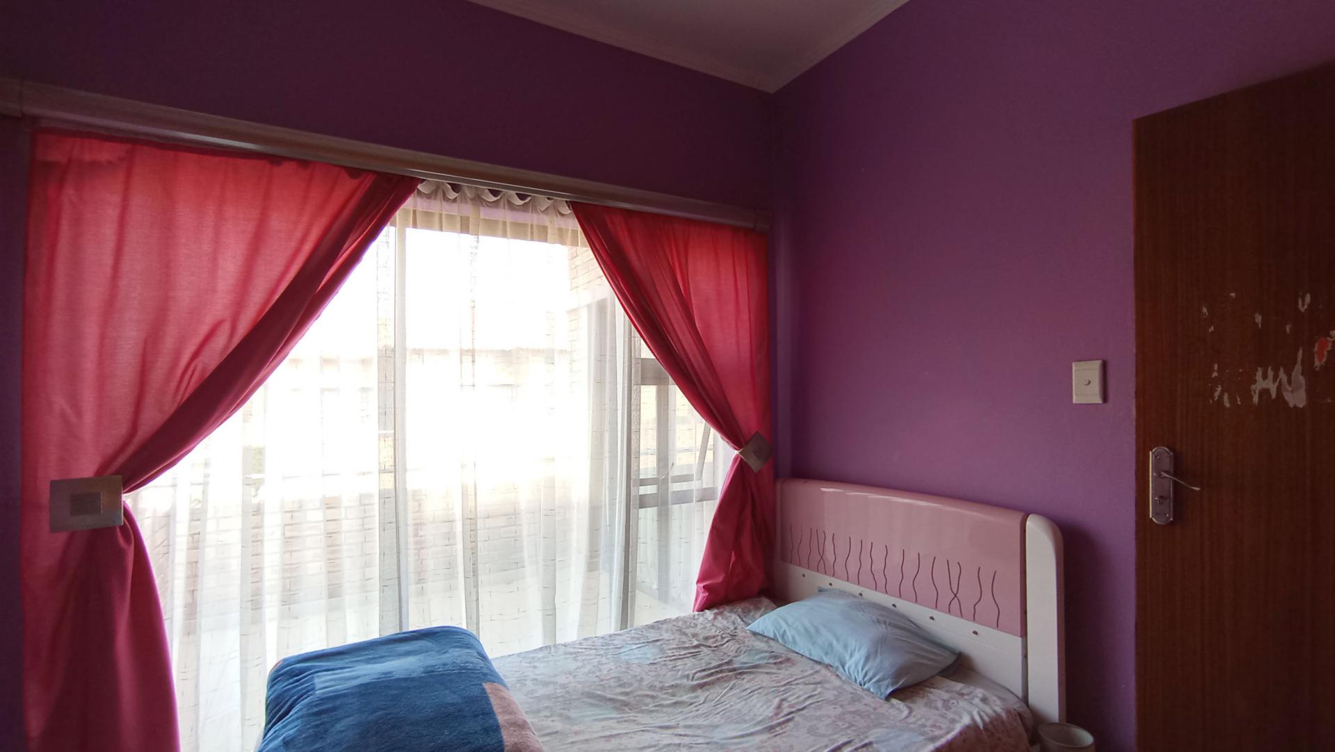 Bed Room 1 - 11 square meters of property in Mondeor
