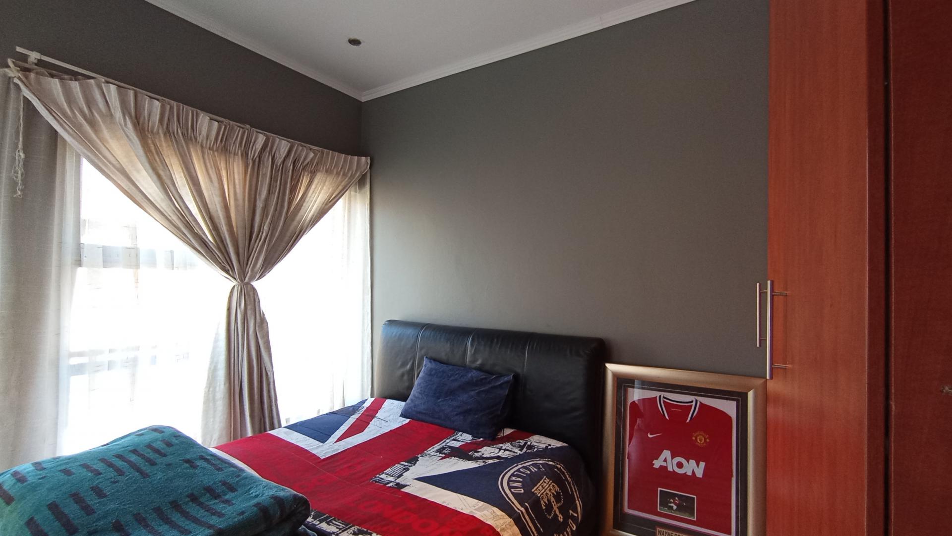 Bed Room 2 - 14 square meters of property in Mondeor