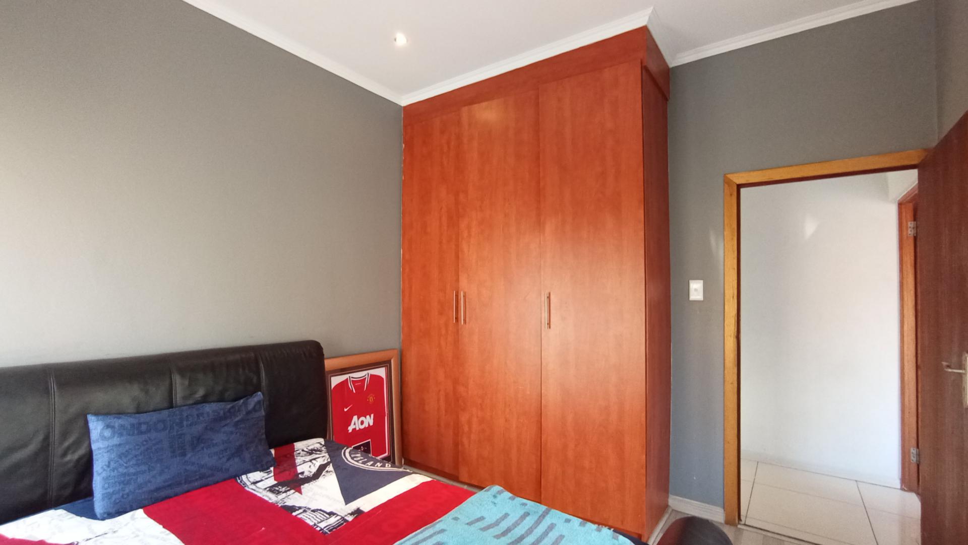 Bed Room 2 - 14 square meters of property in Mondeor