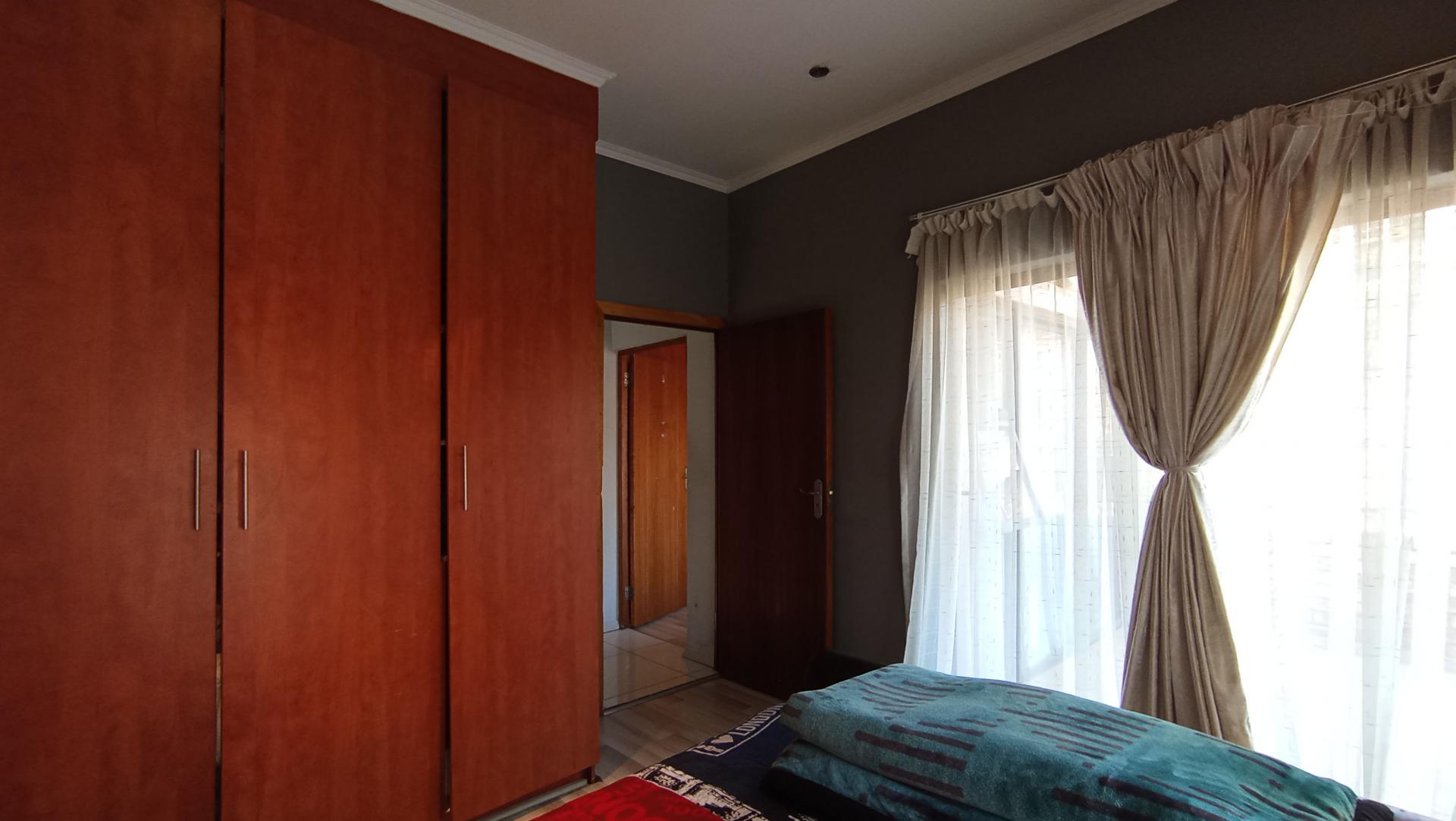 Bed Room 2 - 14 square meters of property in Mondeor