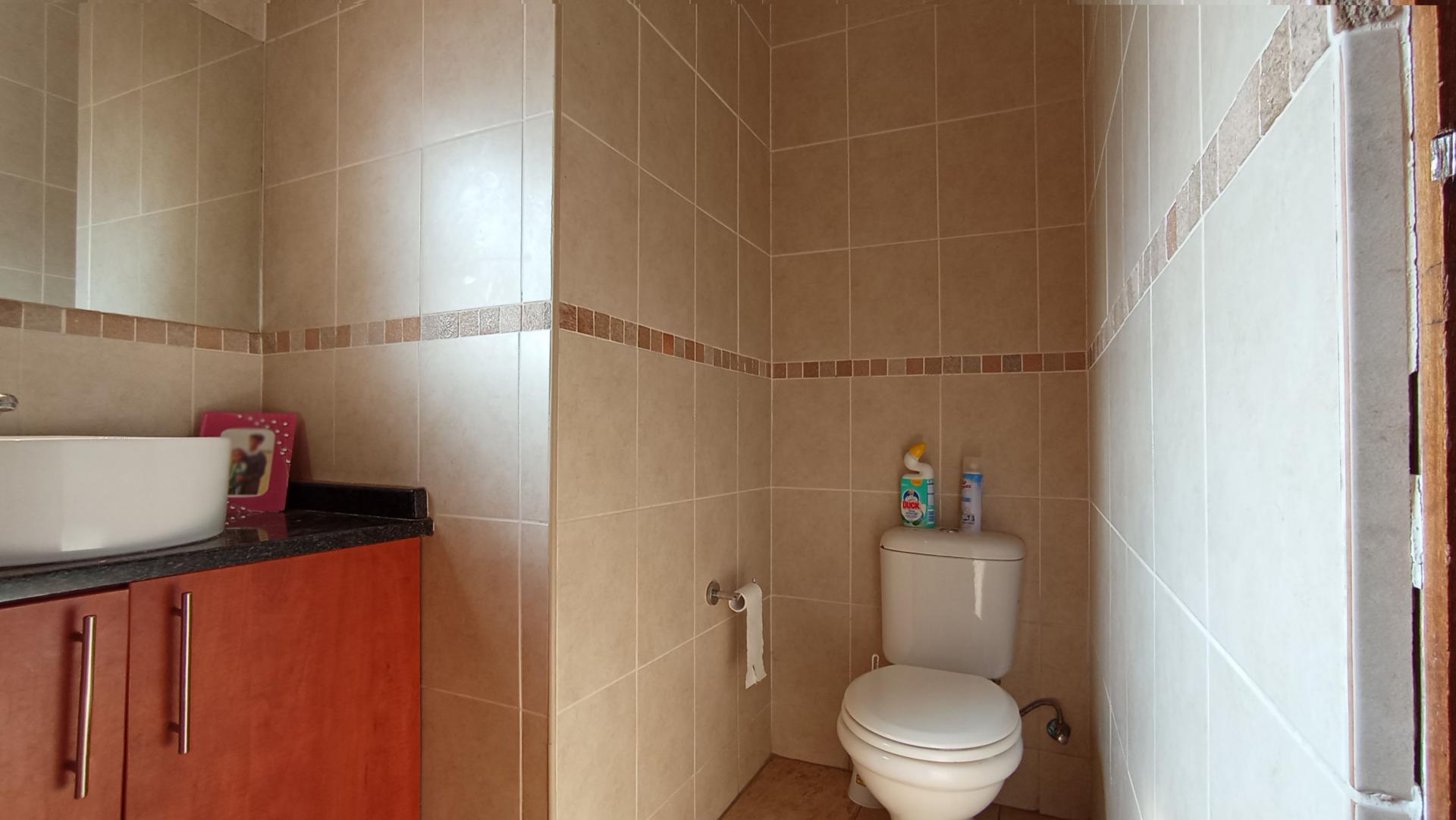 Bathroom 1 - 6 square meters of property in Mondeor