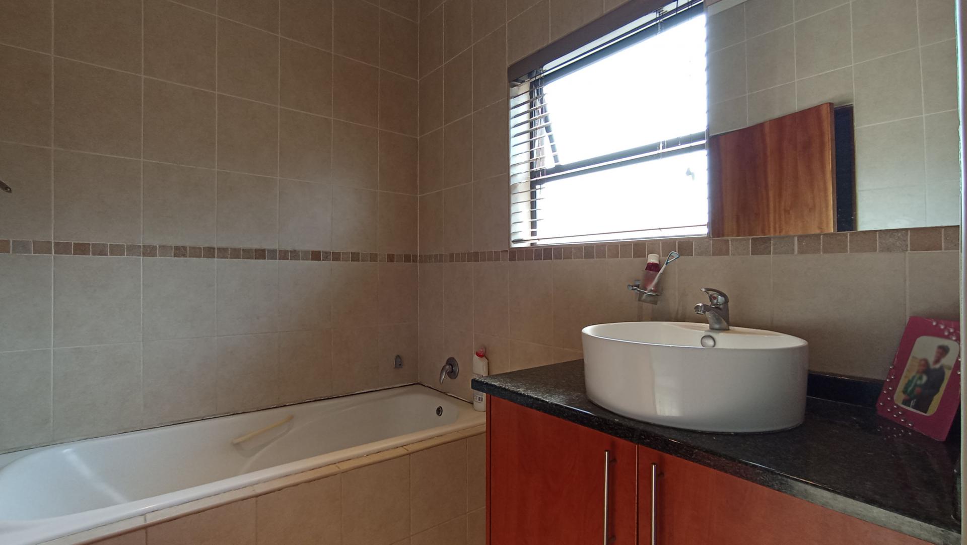 Bathroom 1 - 6 square meters of property in Mondeor