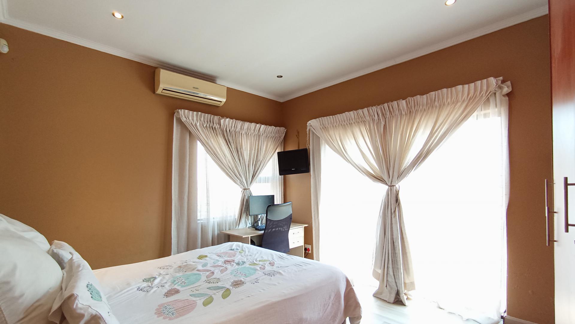 Main Bedroom - 16 square meters of property in Mondeor