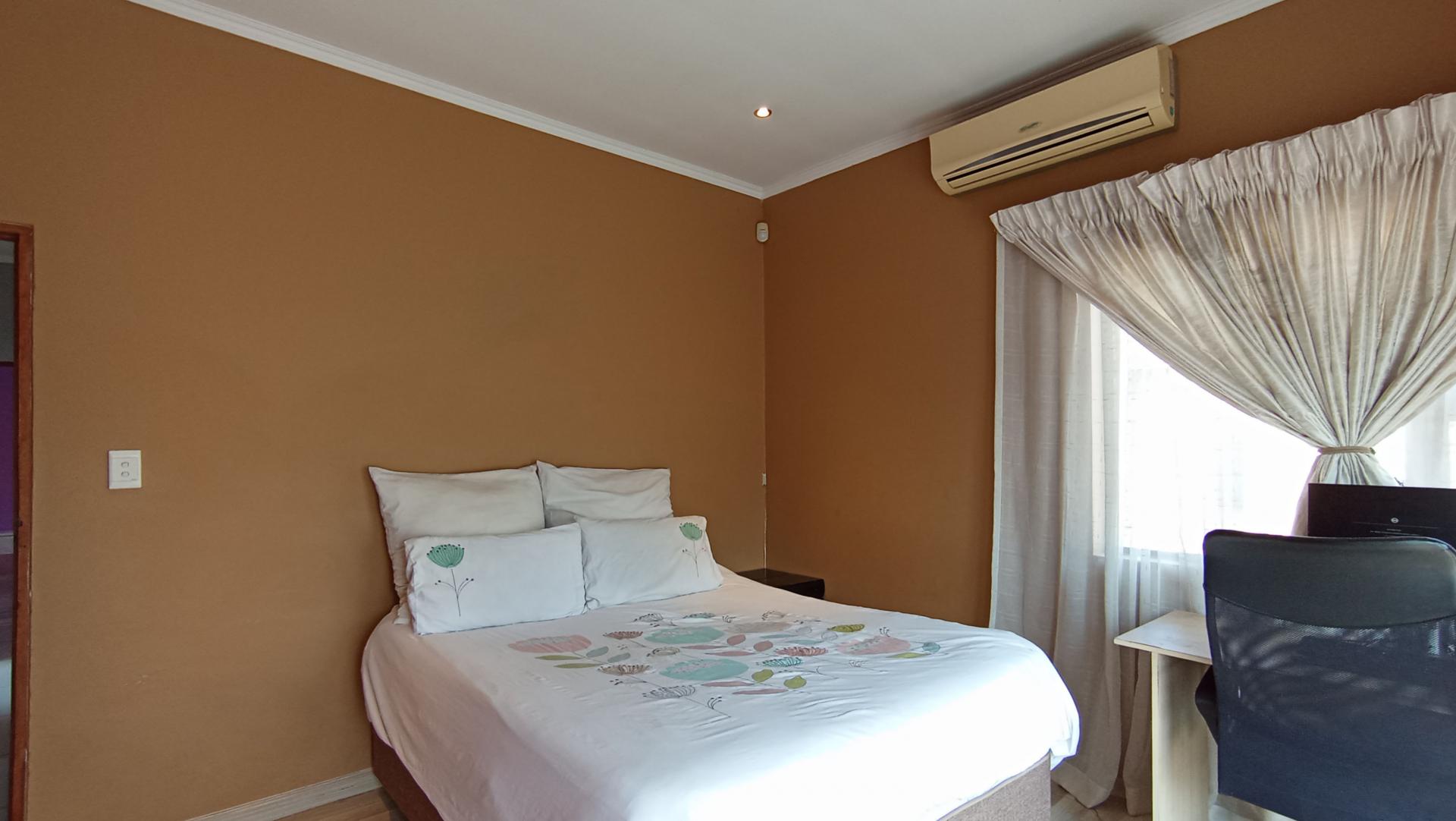 Main Bedroom - 16 square meters of property in Mondeor